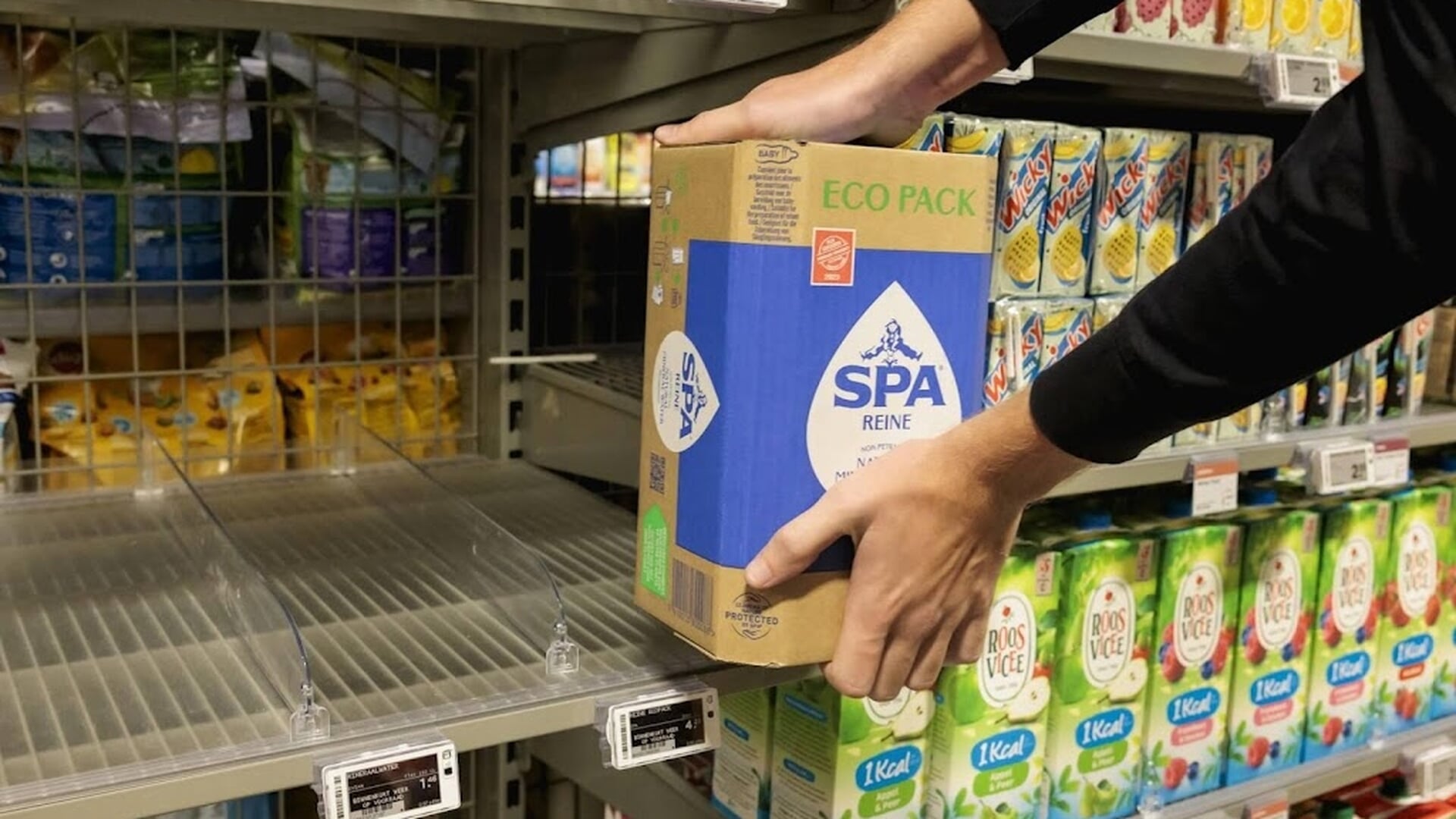 Utrechters naar de supermarkt voor flessenwater door vervuiling