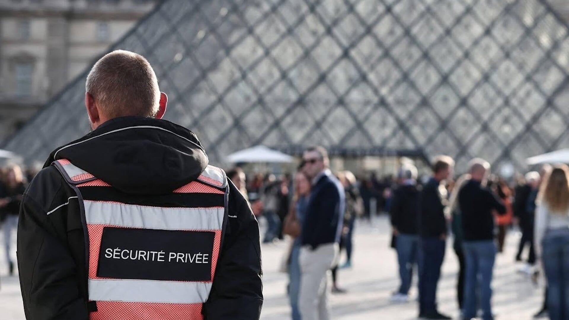 Vrouw (38) aangeklaagd voor medeplichtigheid aan Louvre-roof