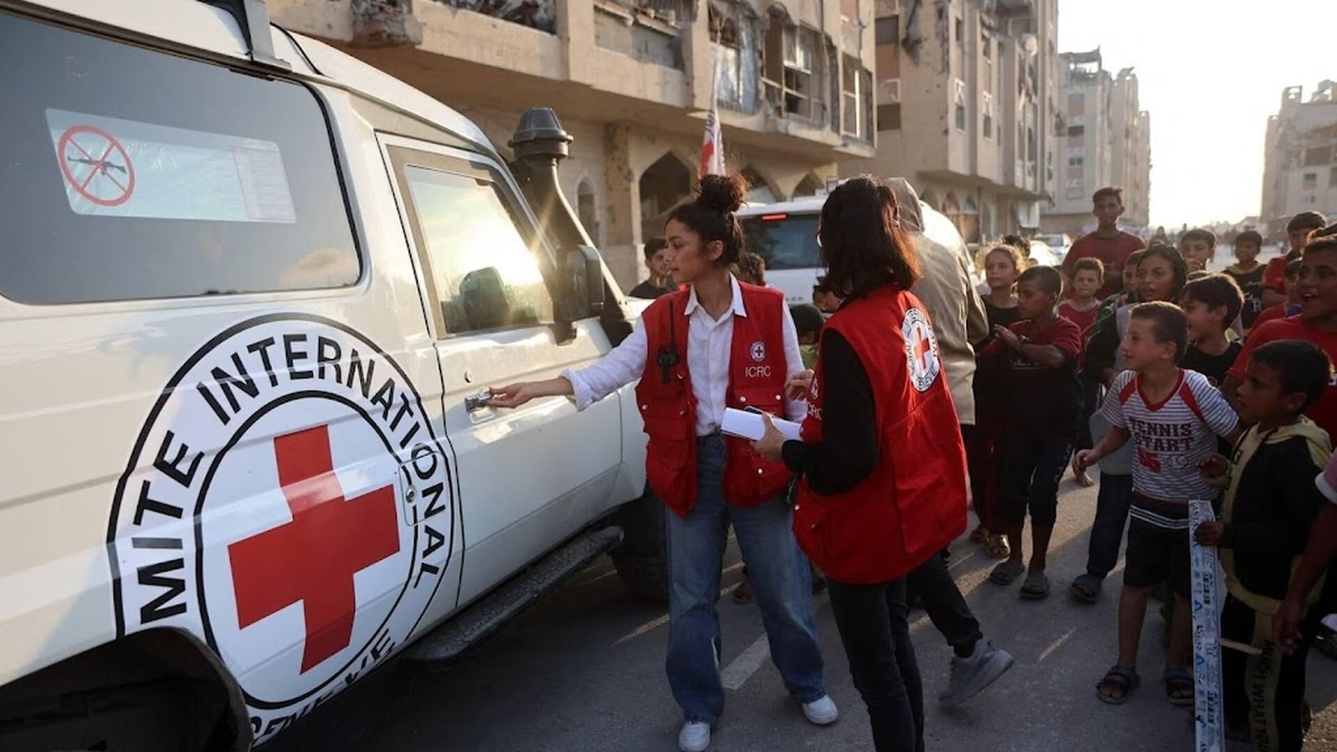 Hamas draagt stoffelijke resten over van drie gijzelaars