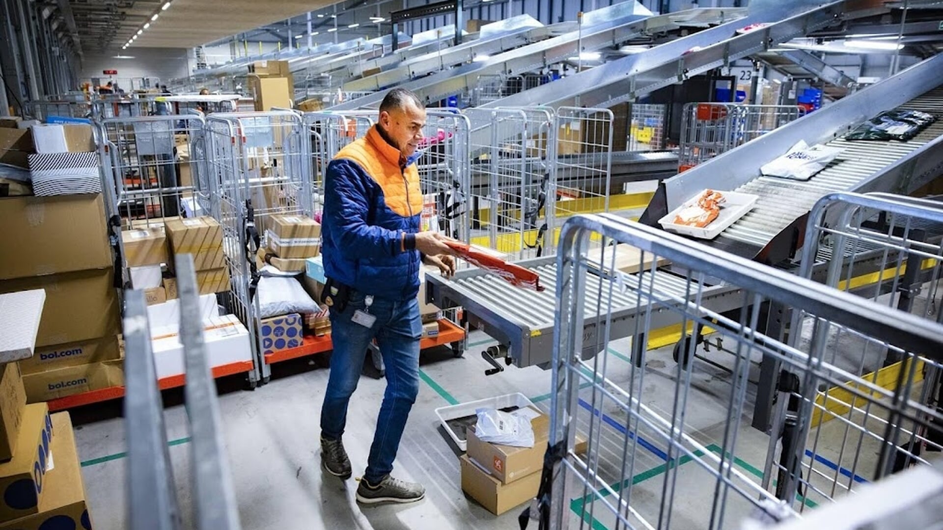 PostNL bij dalers op Damrak na groter verlies