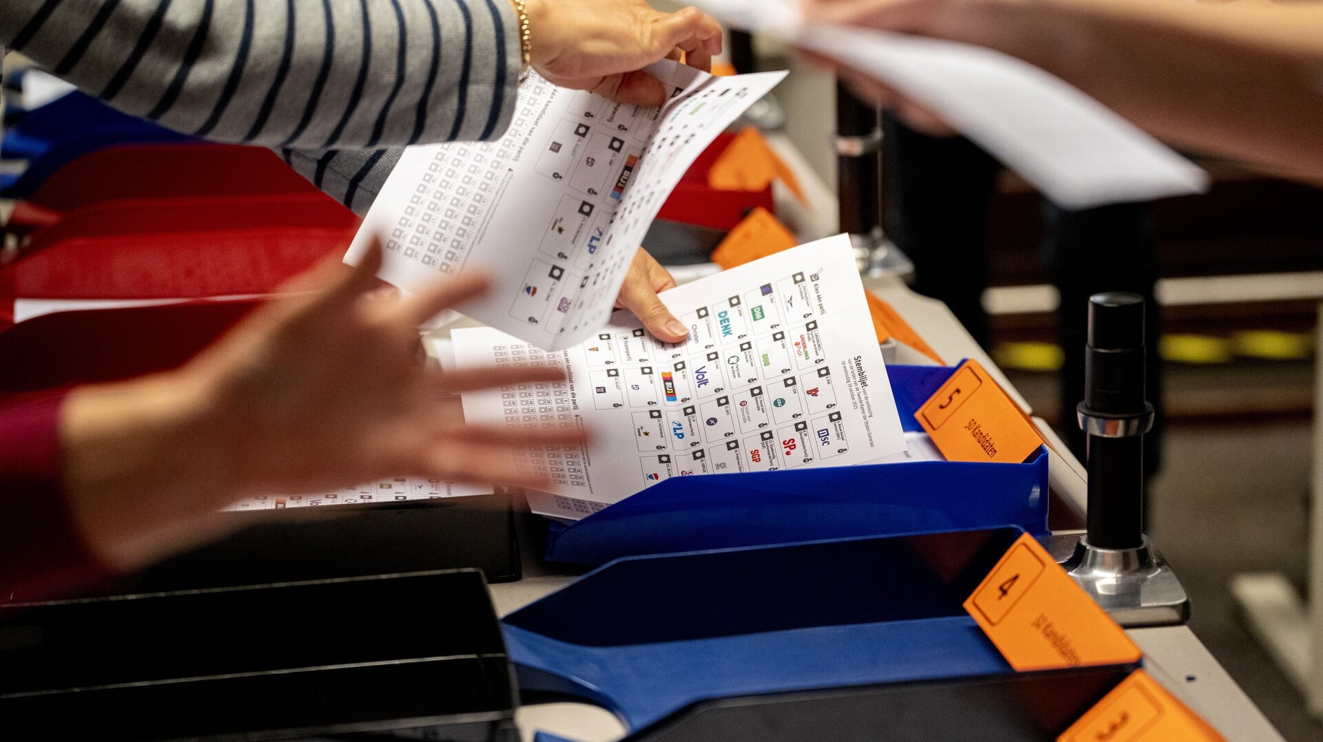 GL-PvdA de grootste onder kiezers in het buitenland, D66 grijpt naast extra restzetel