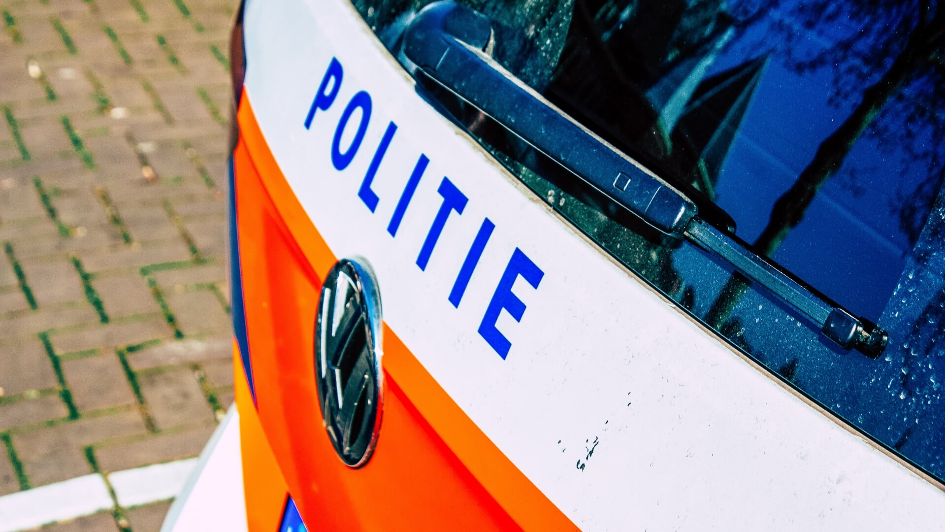 Auto belandt tegen boom in Leerbroek; bestuurder blijkt onder invloed van drank en drugs