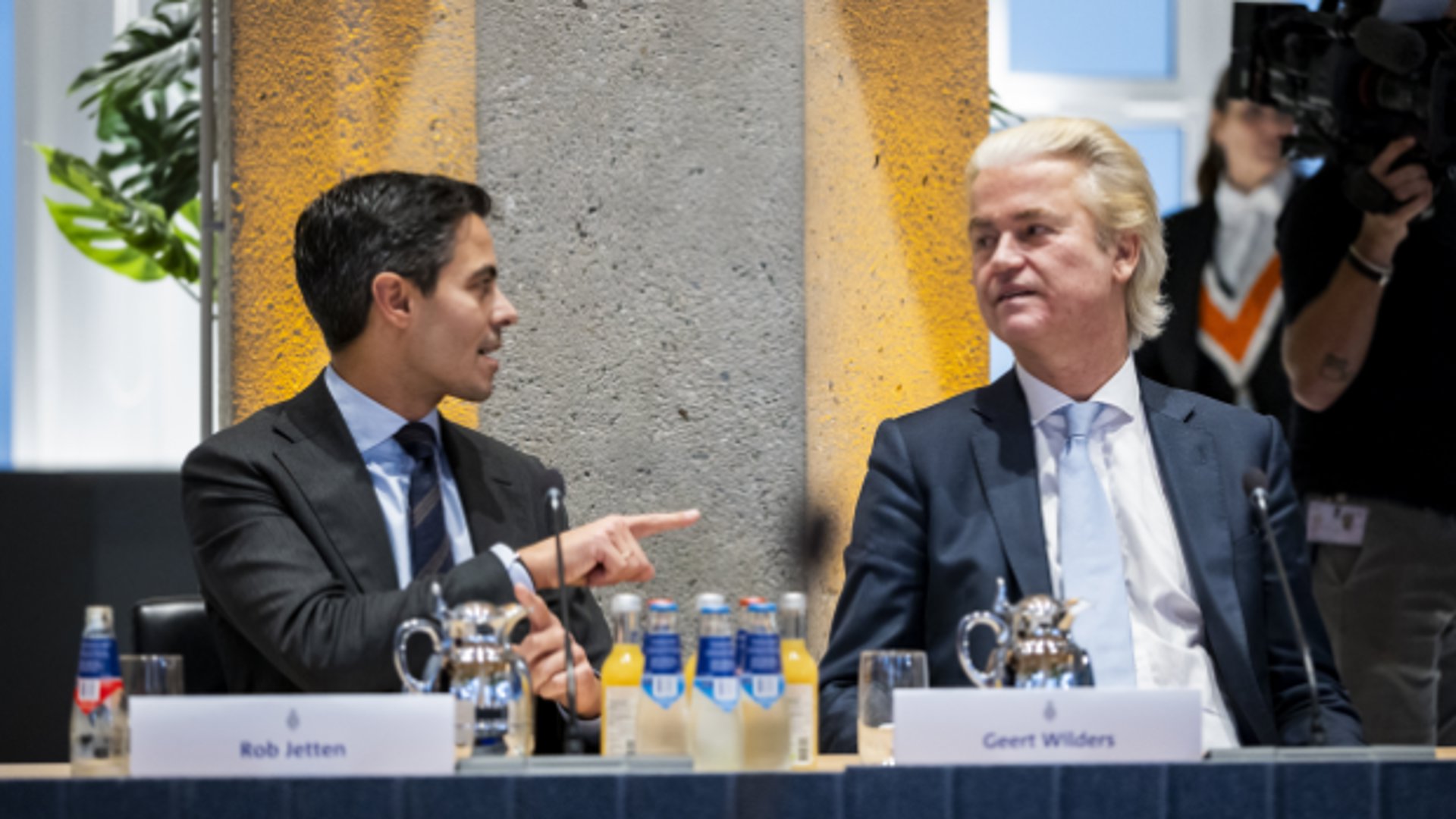 Kabinetsformatie officieel van start: Wilders feliciteert Jetten, Yesilgöz houdt poot stijf