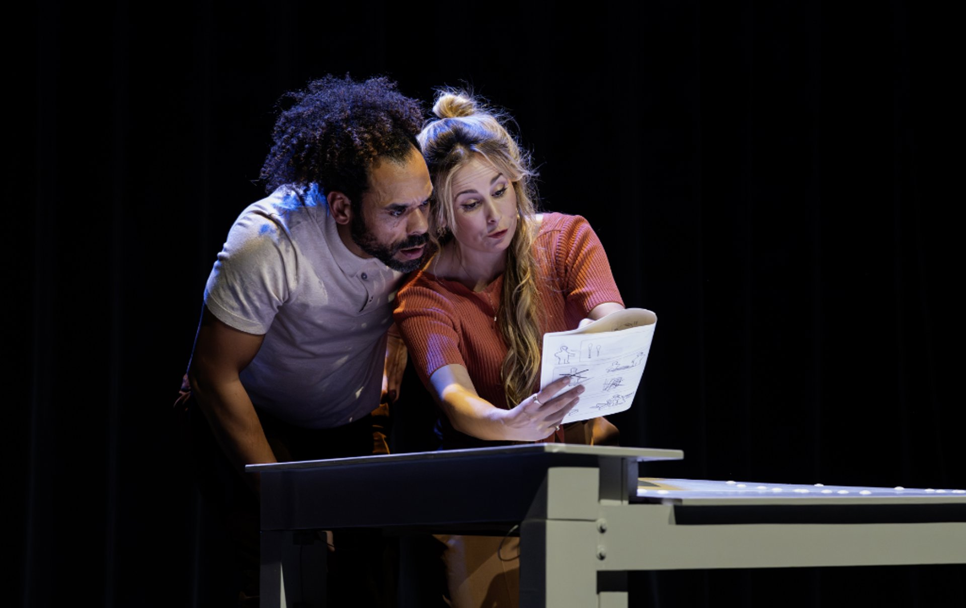 ‘Jij luistert nooit naar mij!’ Feniks de la Fosse en Cocky Drost brengen relatieproblemen naar theater