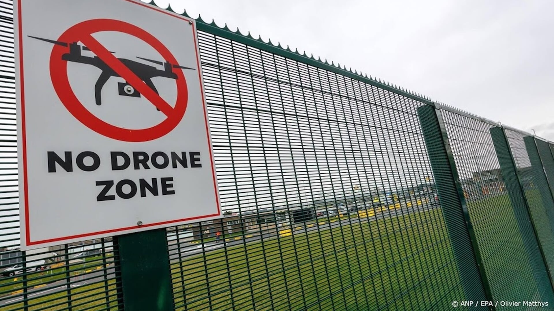 Drone boven verkeerstoren van vliegbasis Gilze-Rijen gezien