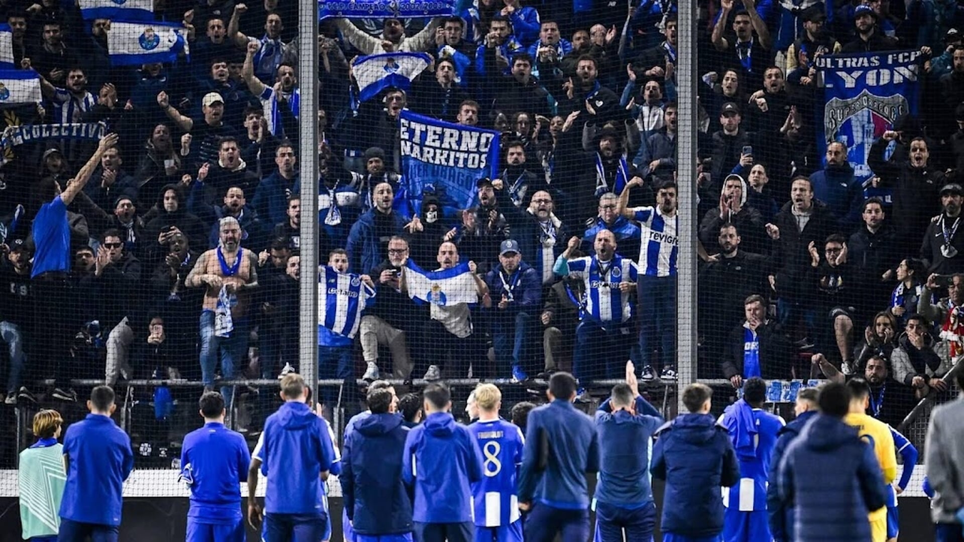 FC Porto-supporters die bus vernielden weer vrijgelaten met boete