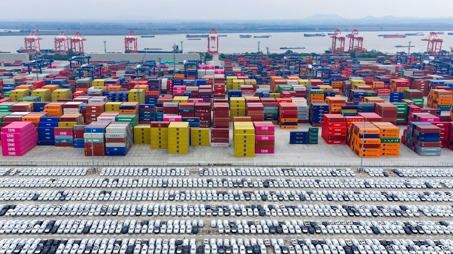 Chinese export daalt voor het eerst sinds februari
