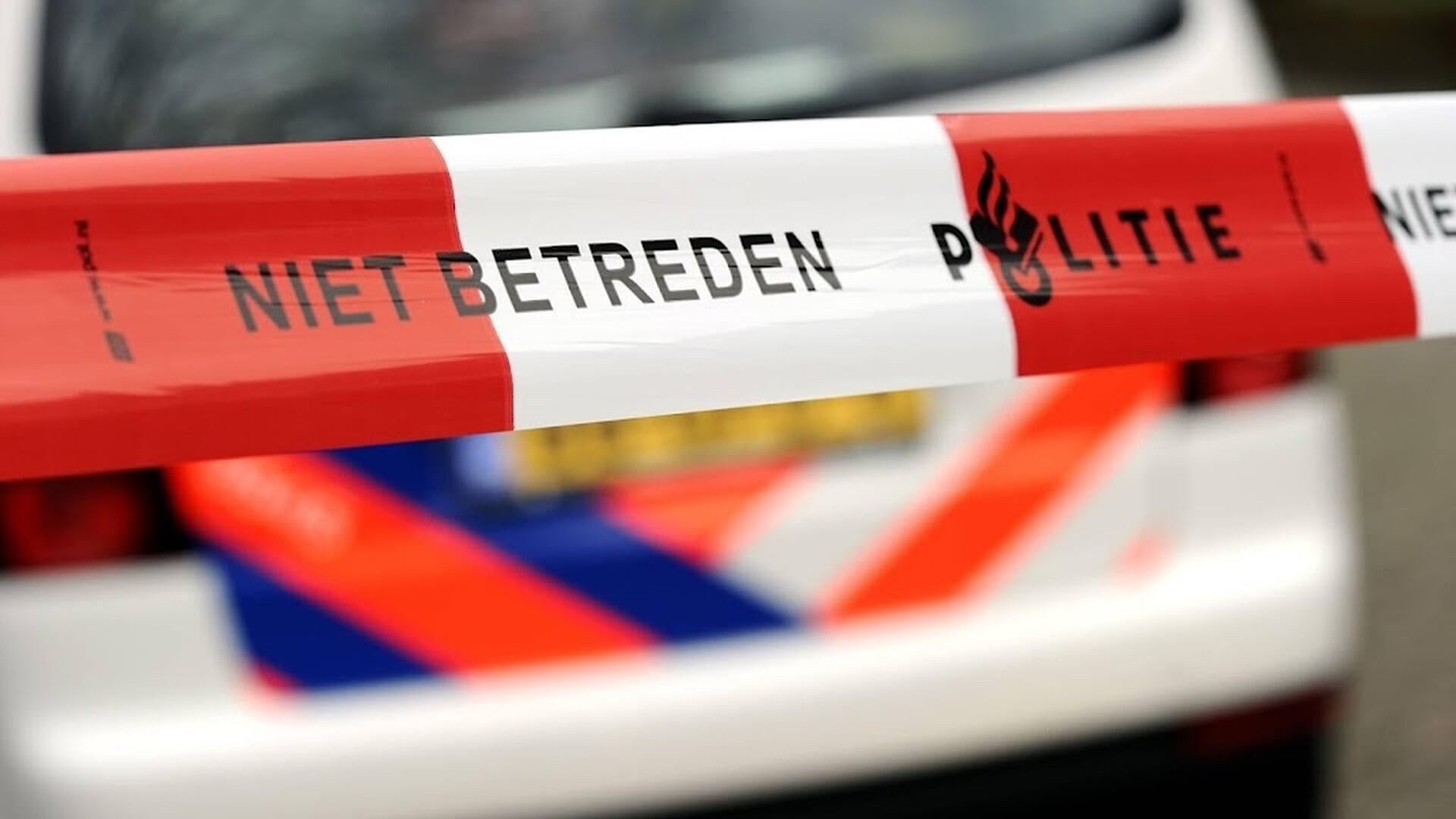 Politie schiet man met mes dood in woning Rozenburg