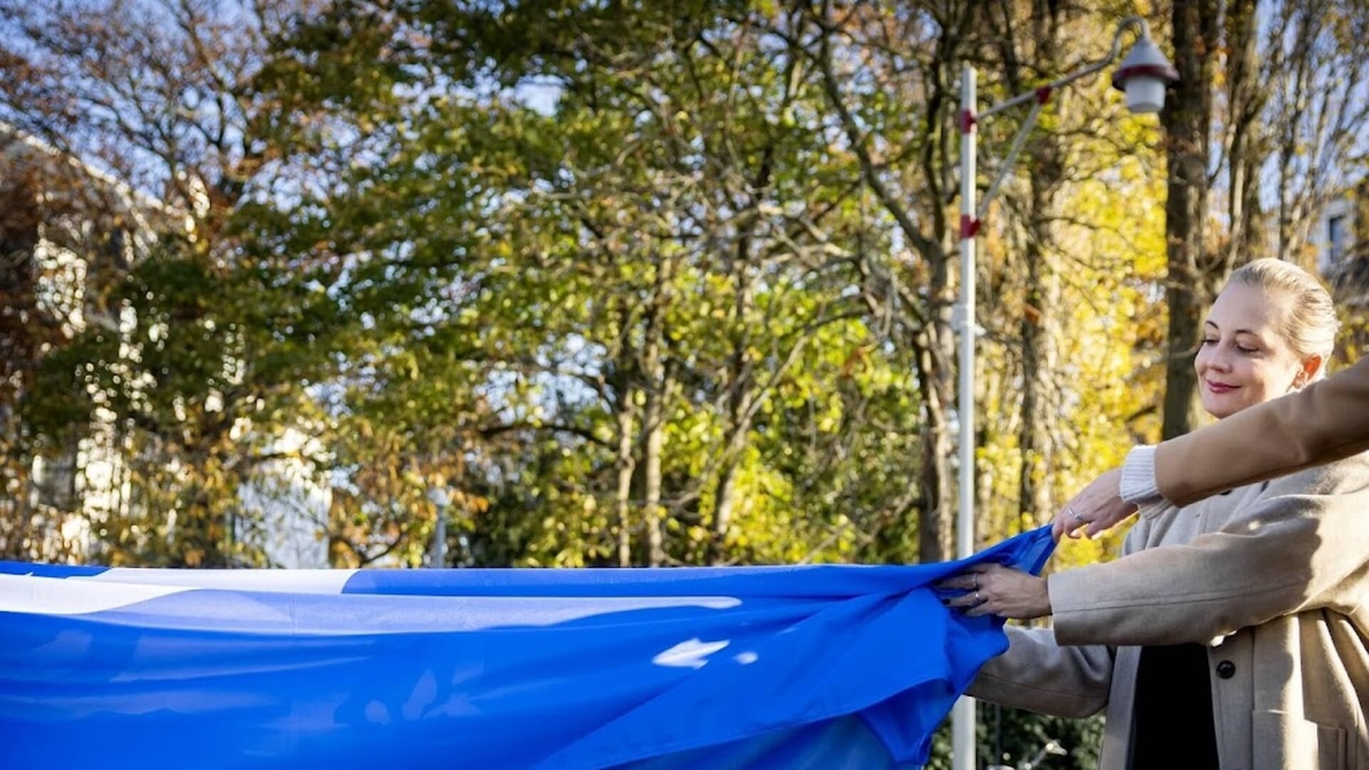 Plaquette eert oppositieleider Navalny bij ambassade Rusland