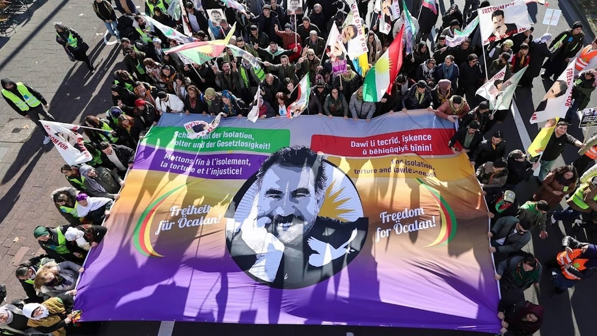 Grote betoging in Keulen voor vrijlating PKK-leider Ocalan