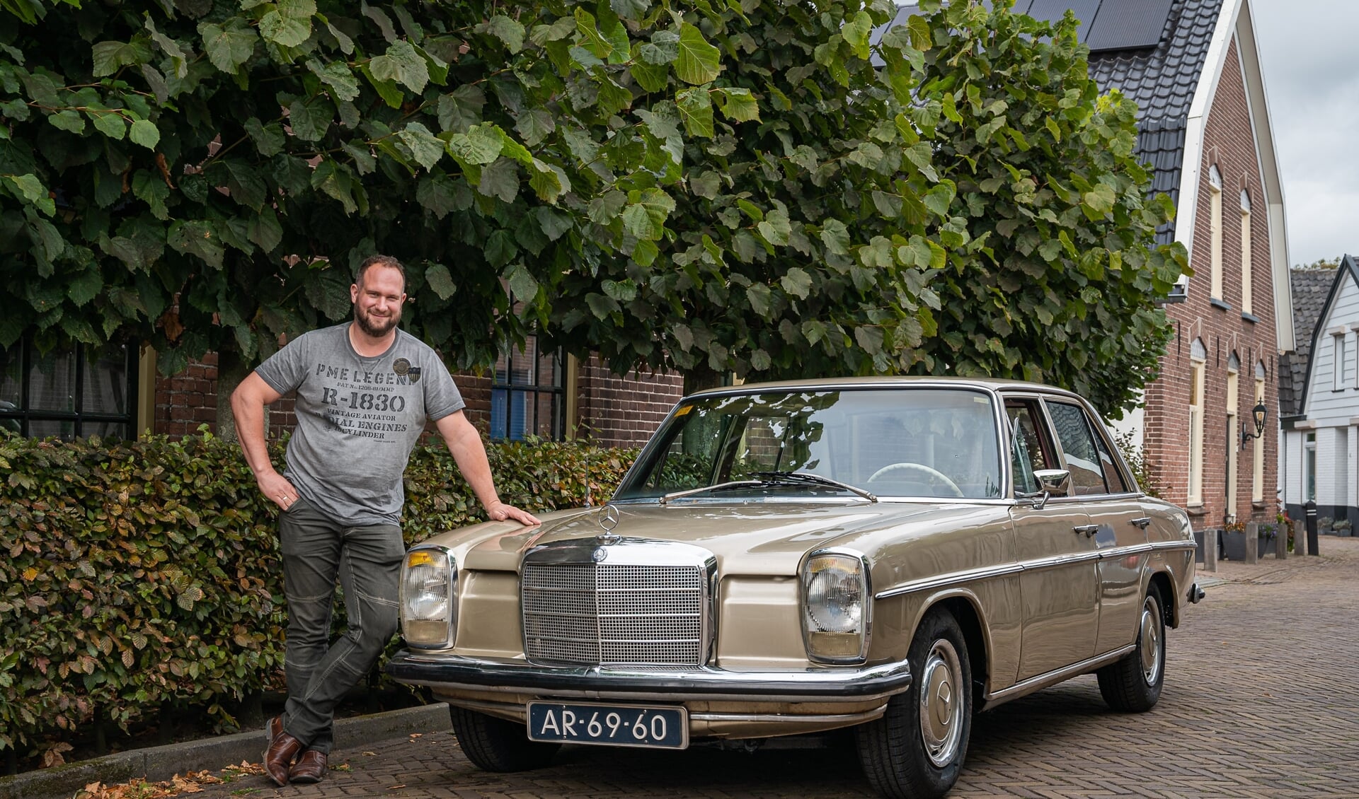 De Mercedes W115 220D van Roy van Teeffelen