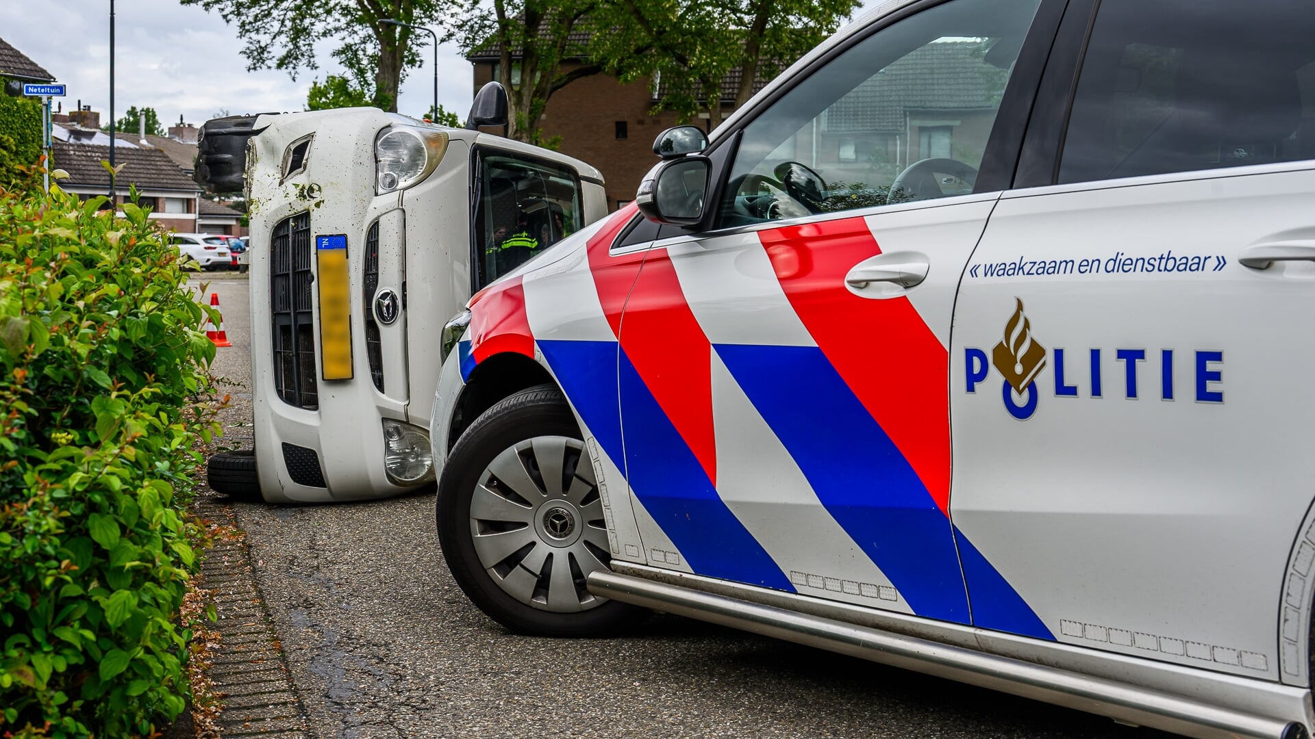 Auto belandt op zijn kant na eenzijdig ongeluk op de Merodelaan ...