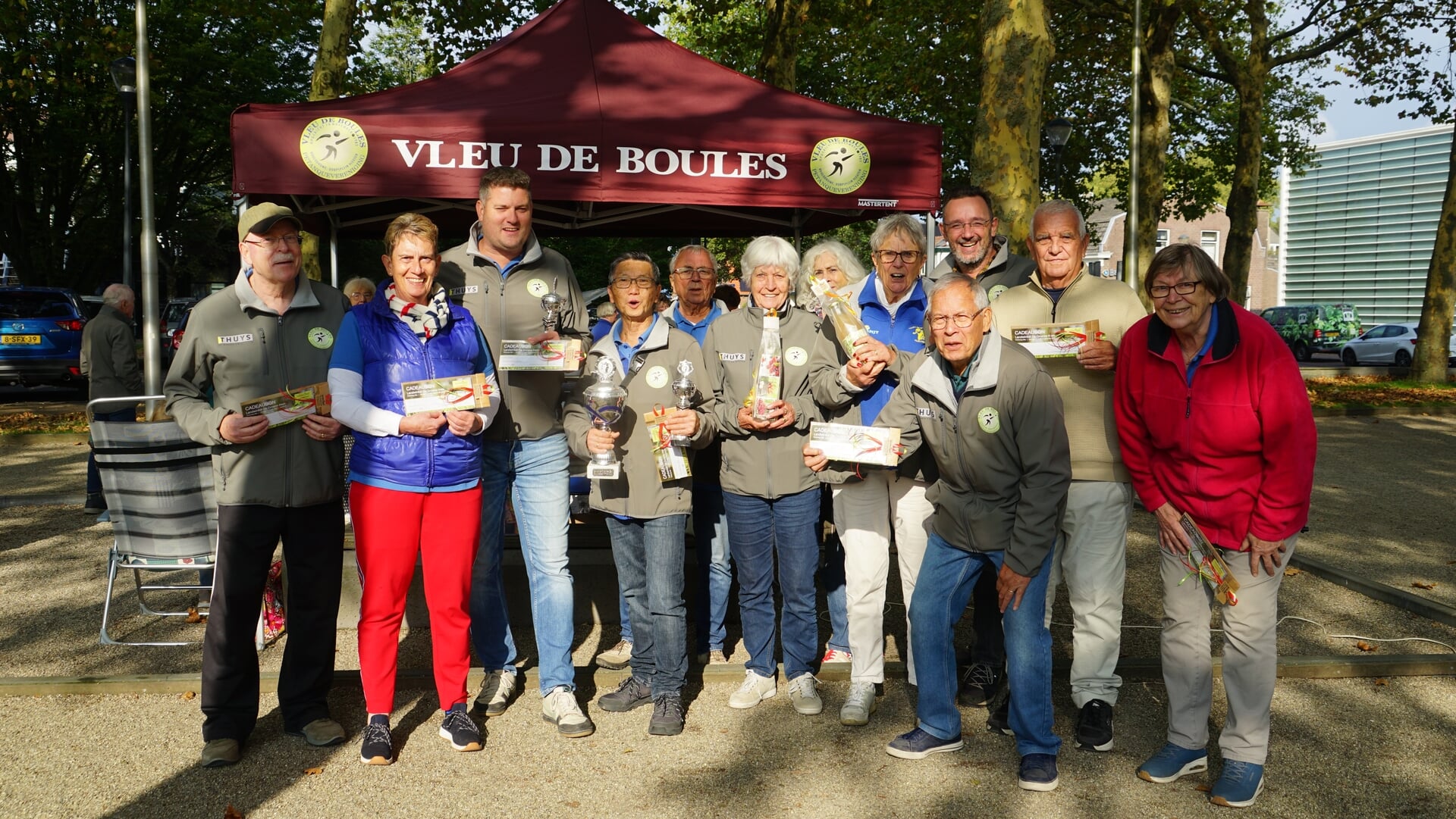 De winnaars in het laatste doublettentoernooi bij jeu de boules club Vleu de Boules