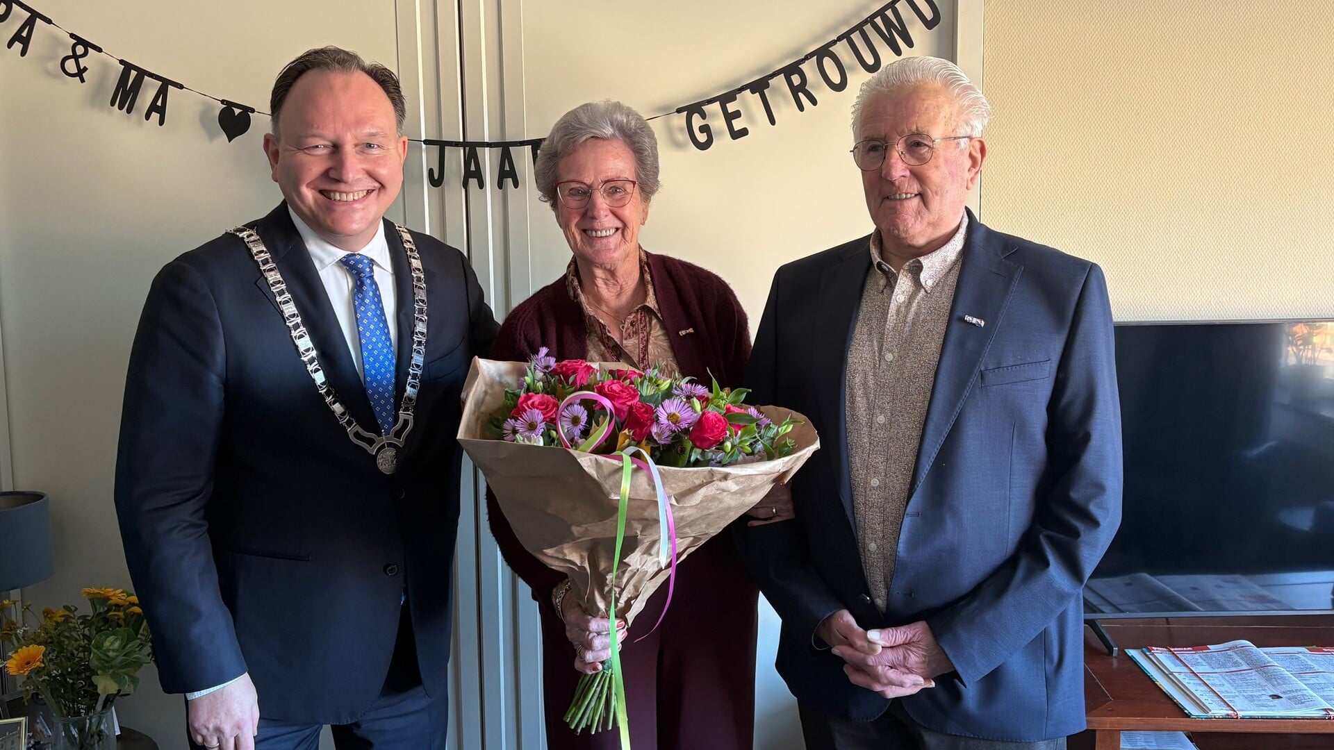 Burgemeester Reinders op bezoek bij 60-jarig bruidspaar Mies en Leo van Zanten-van der Poel uit Kock