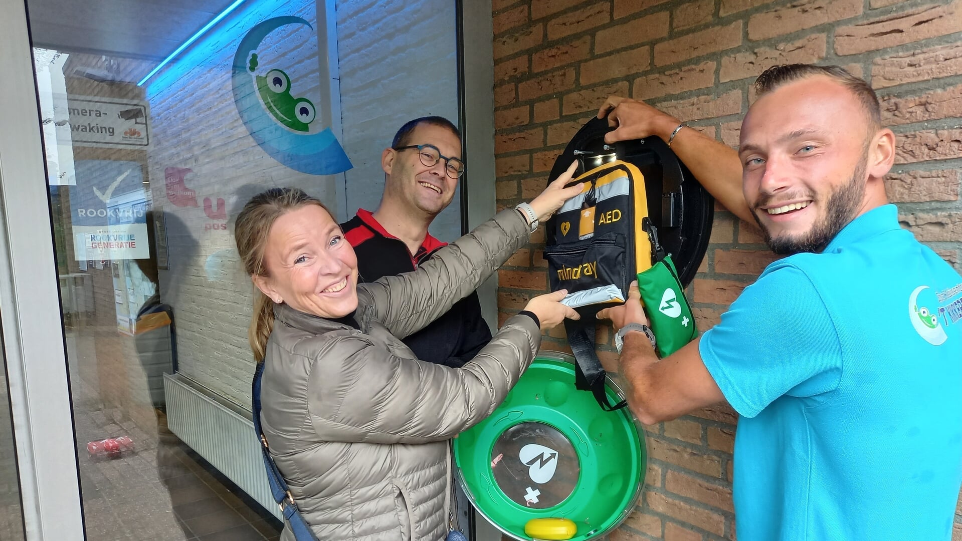 Nieuwe AED voor zwembad ‘t Kikkerfort.