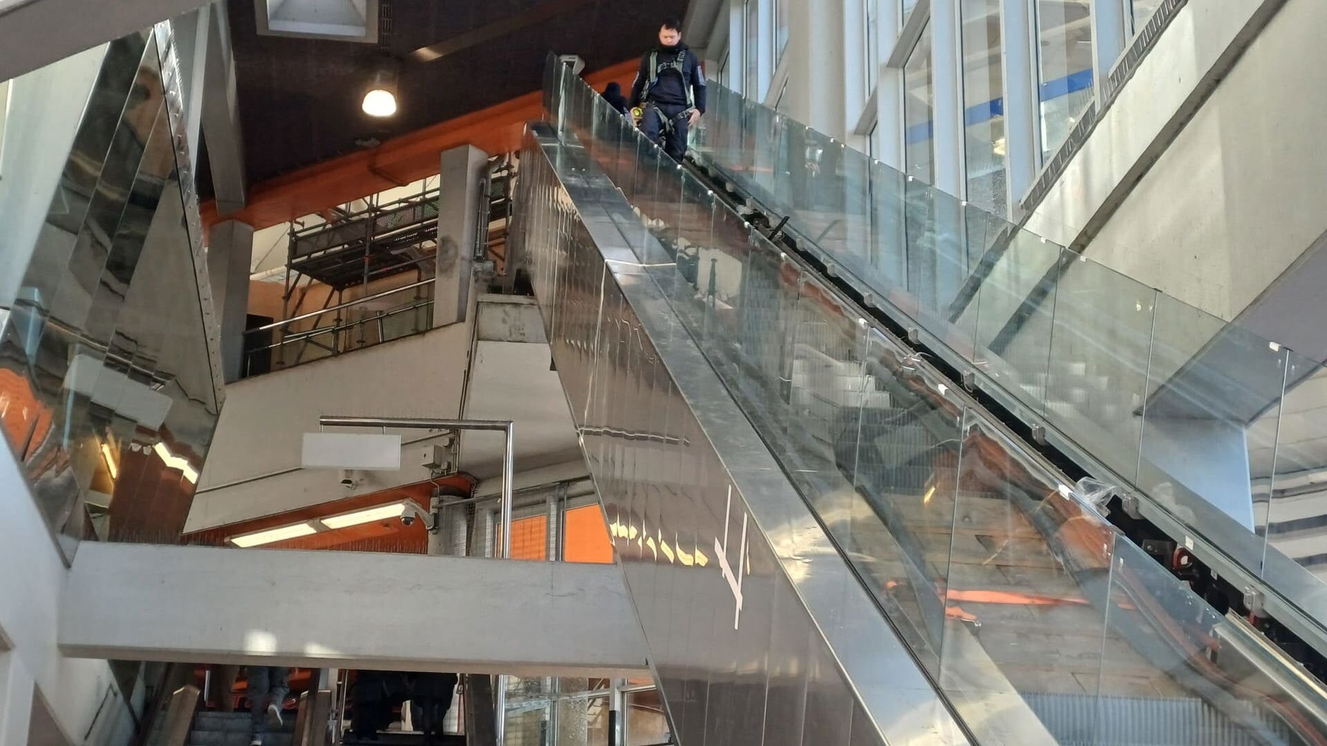 Na meer dan twee jaar moet eind maart de lange roltrap op station ...