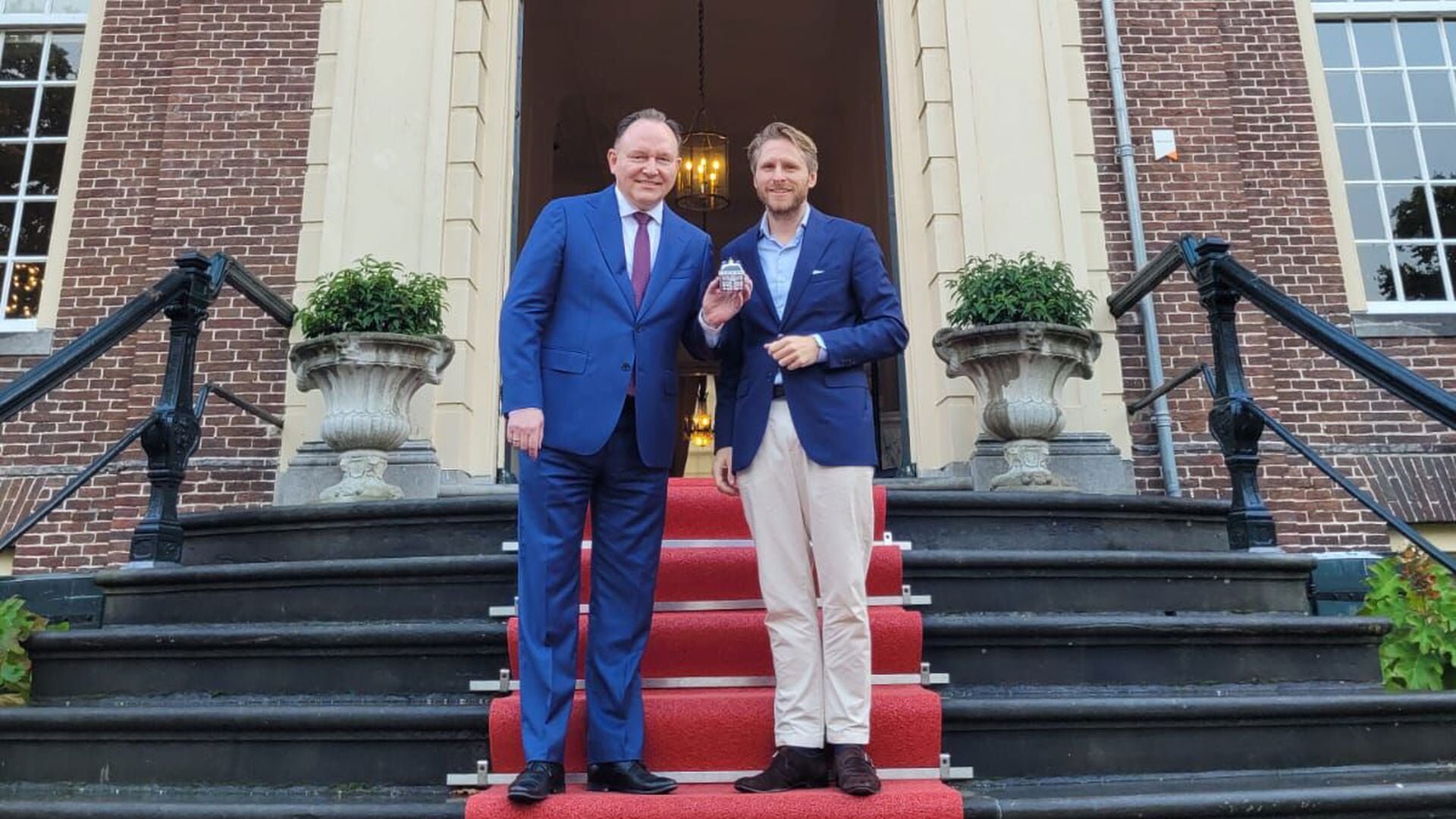 Burgemeester Reinders ontvangt unieke Kerstbal van Goudestein voor het goede doel