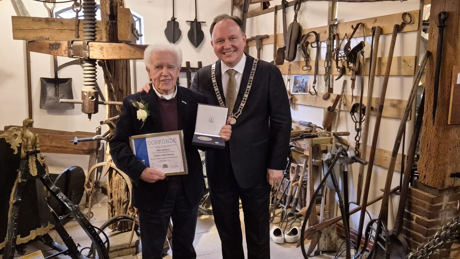 Theo Schouten ontvangt Stichtse Vecht Penning, grondlegger van Streekmuseum Vredegoed in Tienhoven