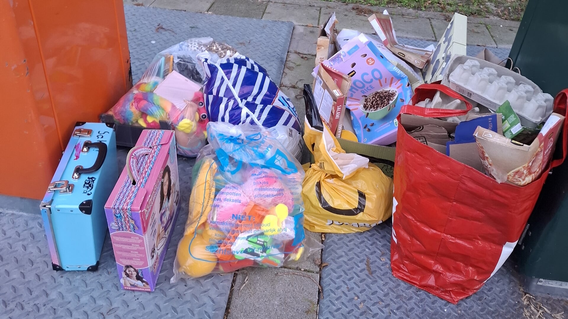 Lezersbrief: afvaltoeristen en feestgangers weten Breukelen Noord te vinden