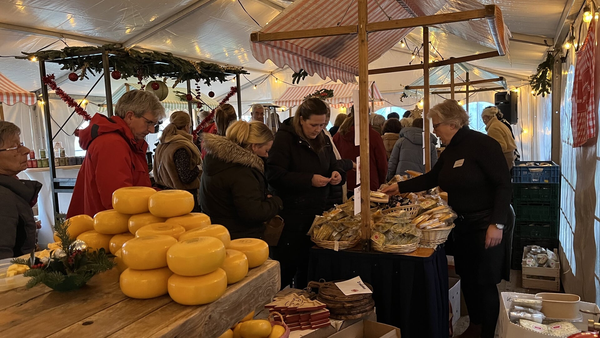 Kerstpakket samenstellen op kerstmarkt Zorgcentra De Betuwe