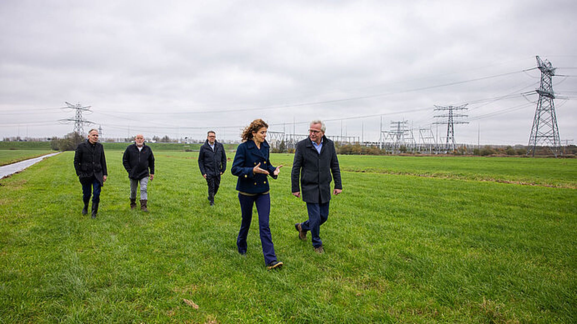 Minister Hermans in gesprek met omwonenden over elektriciteitsstations in Stichtse Vecht