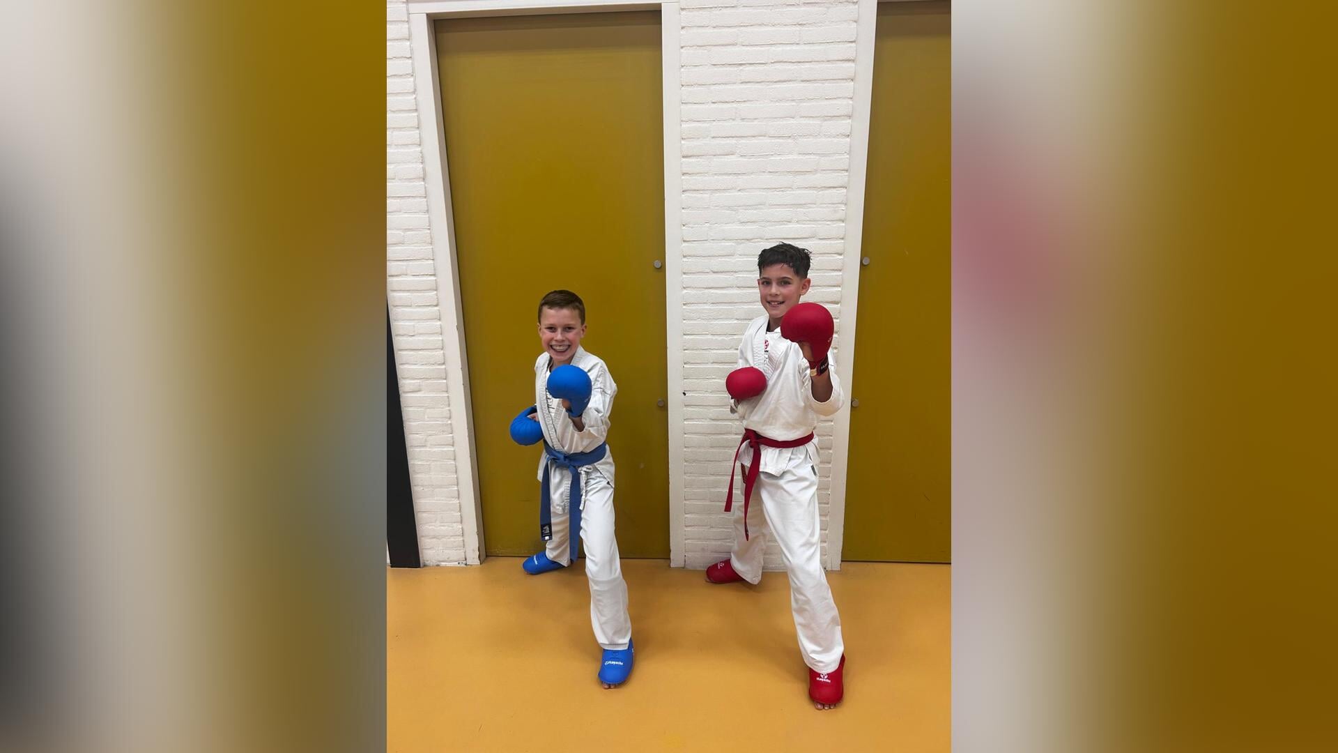 Beginnende jeugd karateka’s bij sportschool Yuzyo doen mee aan toernooi bij sportschool van Laar in 