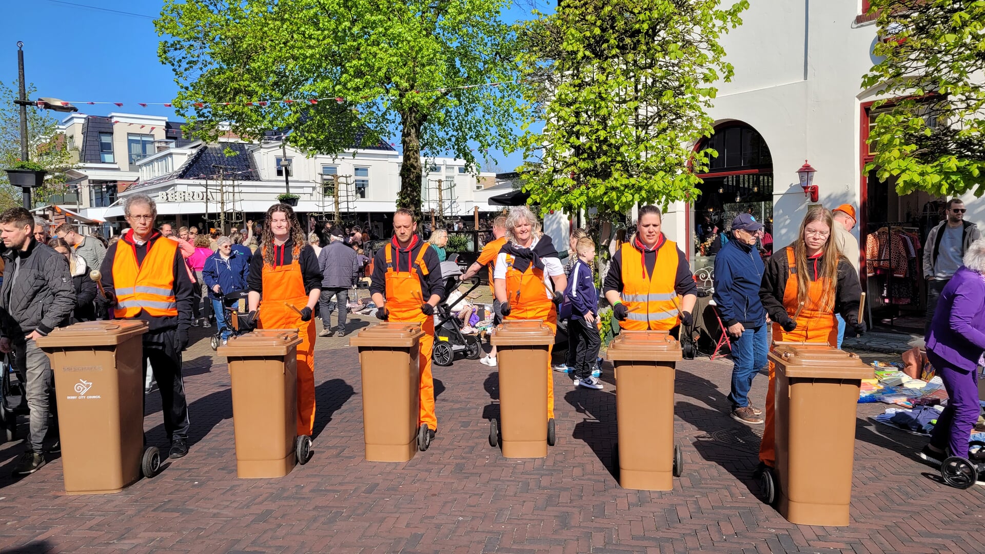 Containerdrummers van De Marko’s zorgen voor sfeer op zonnige Koningsdag in Burgum