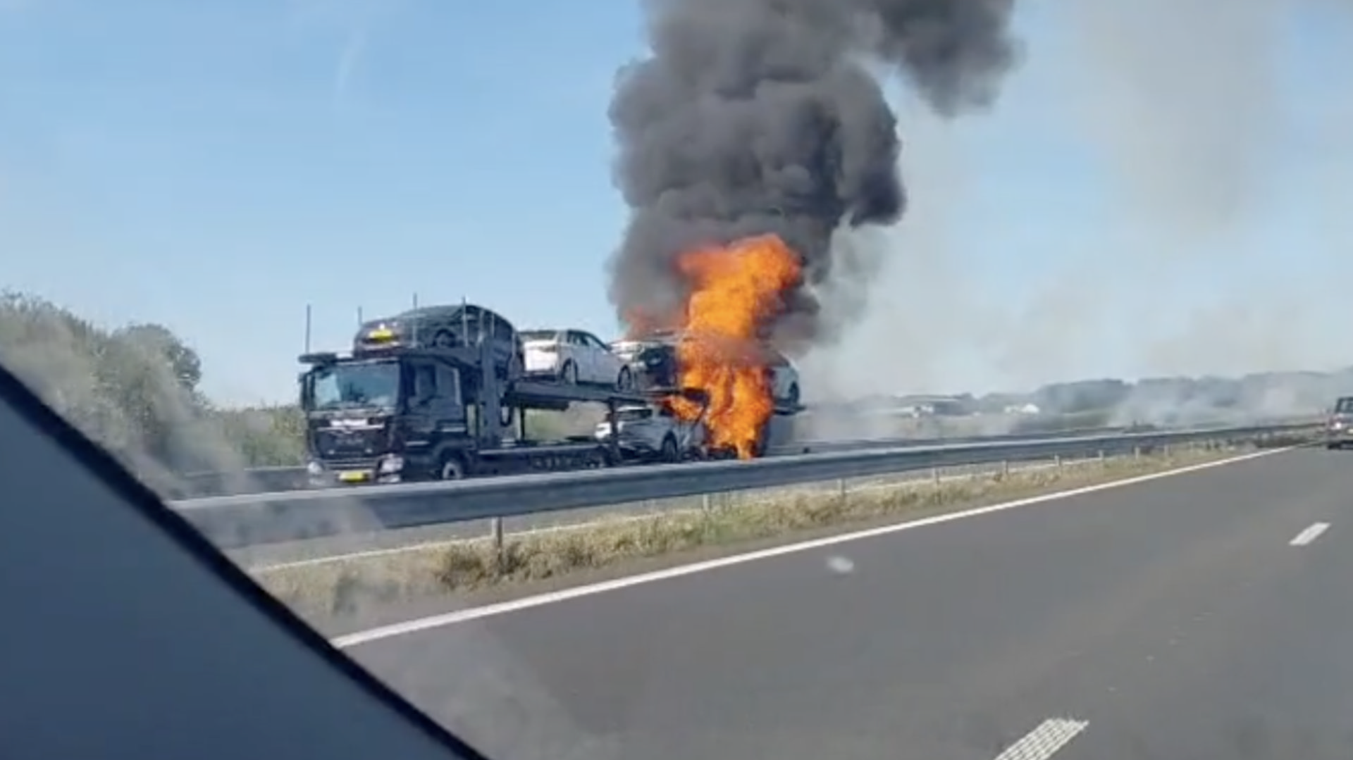 VIDEO---Beelden-tonen-enorme-vlammen-bij-brandende-autotransporter-op-A58-