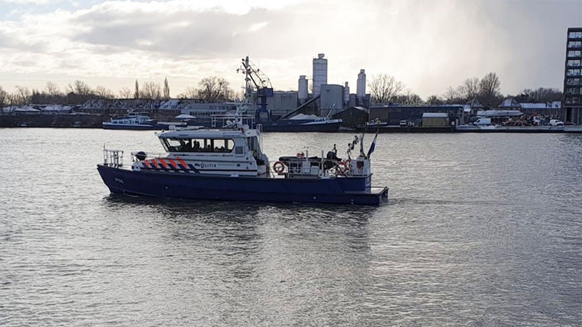 Zoekactie Naar Vermiste Yoran Met Boten Op Merwede Bij Papendrecht | Al ...