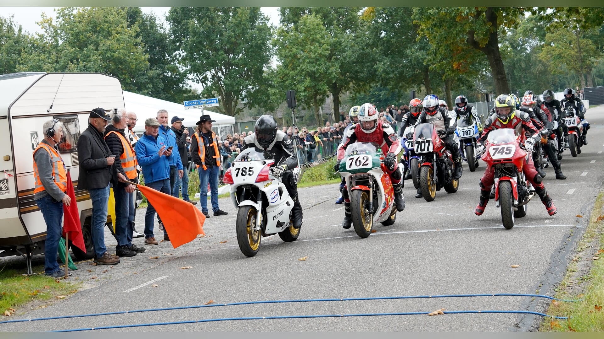 Motoren scheuren door straten van Oosterwolde