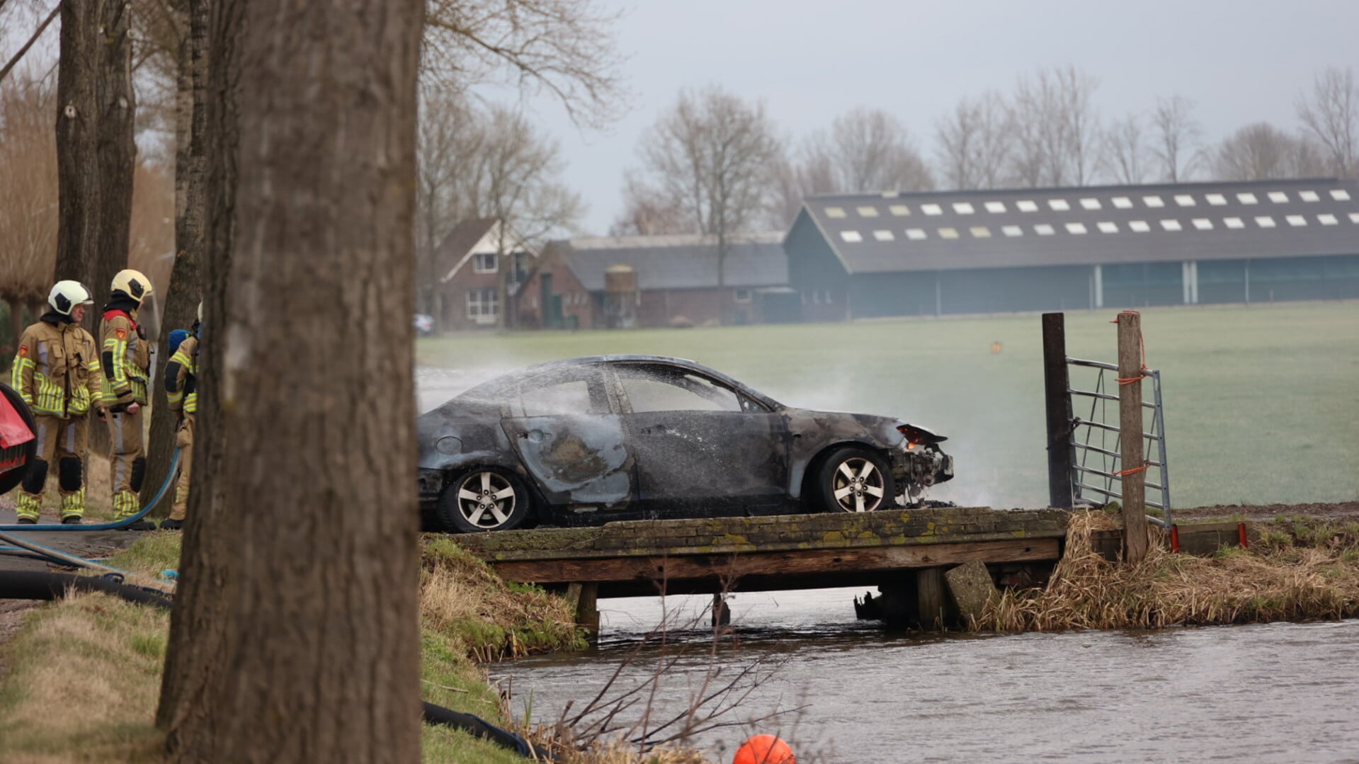 Gewonde bij autobrand aan de Lange Schenkel in Nieuwland: politie gaat niet uit van een misdrijf