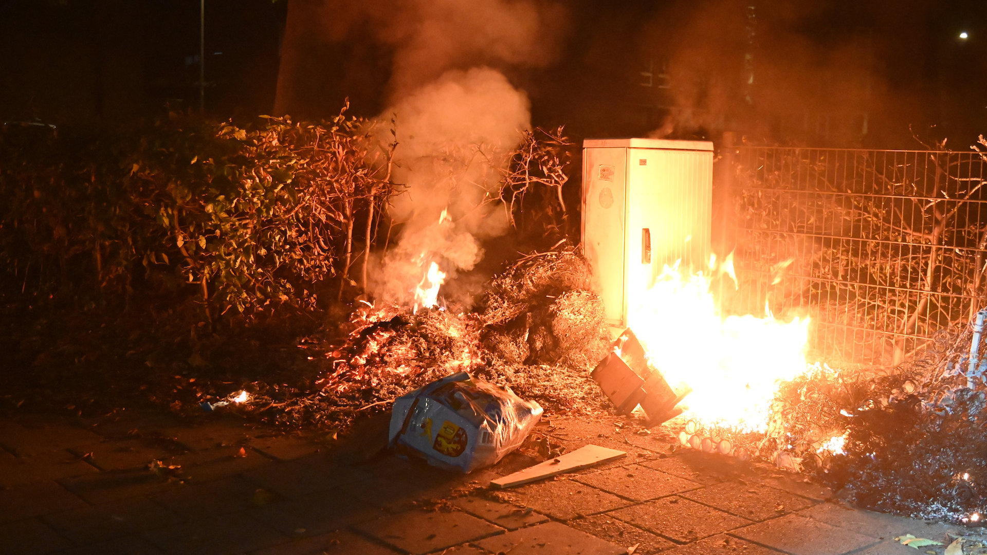 Meerdere-branden-in-Breda--Dixi--scooter-en-afval-gaan-in-vlammen-op