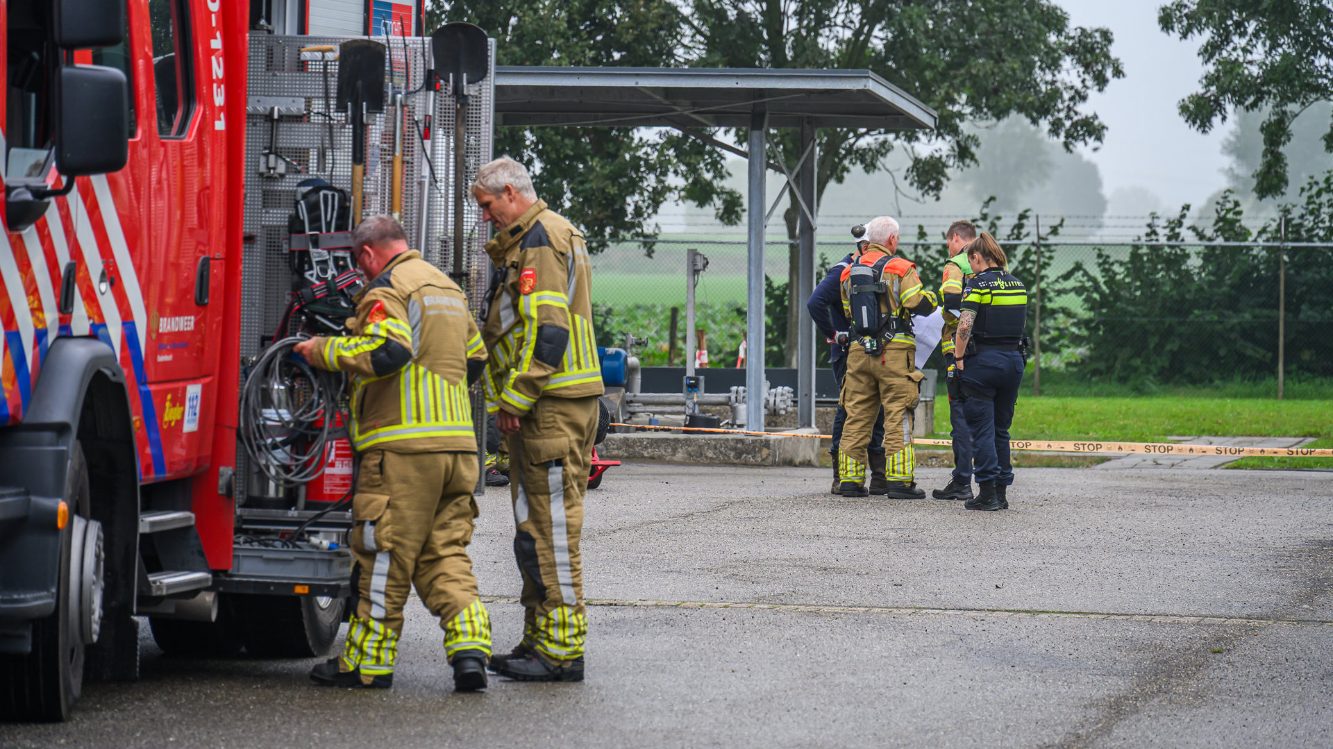 Brandweer-dicht-lek-in-pomphuis-Hoeven--druk-van-oliepijpleiding-gehaald