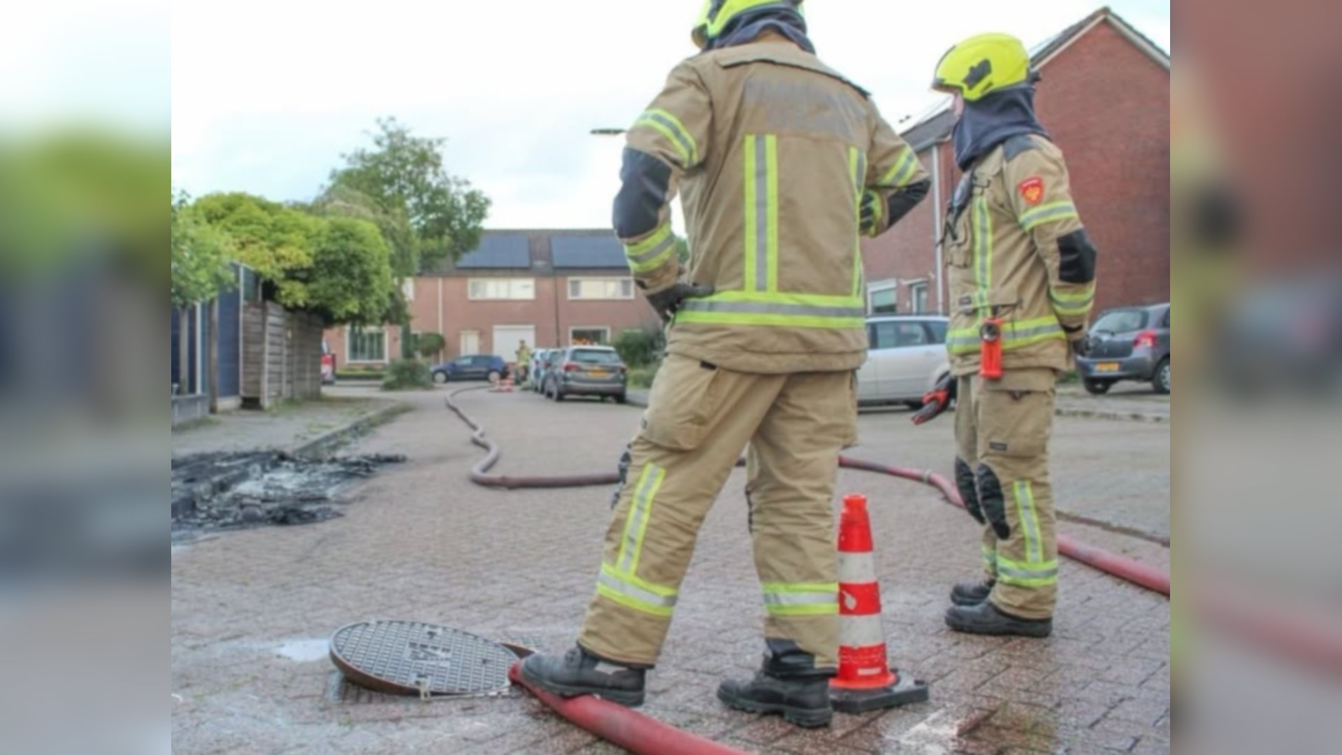 Hinderlijke-lucht-in-Oesterstraat-na-autobrand--Brandweer-spoelt-riool