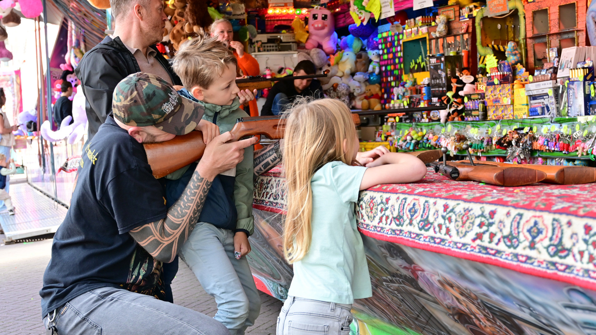 -Kermisliefhebbers-genieten-van-jaarlijkse-kermis-in-Prinsenbeek