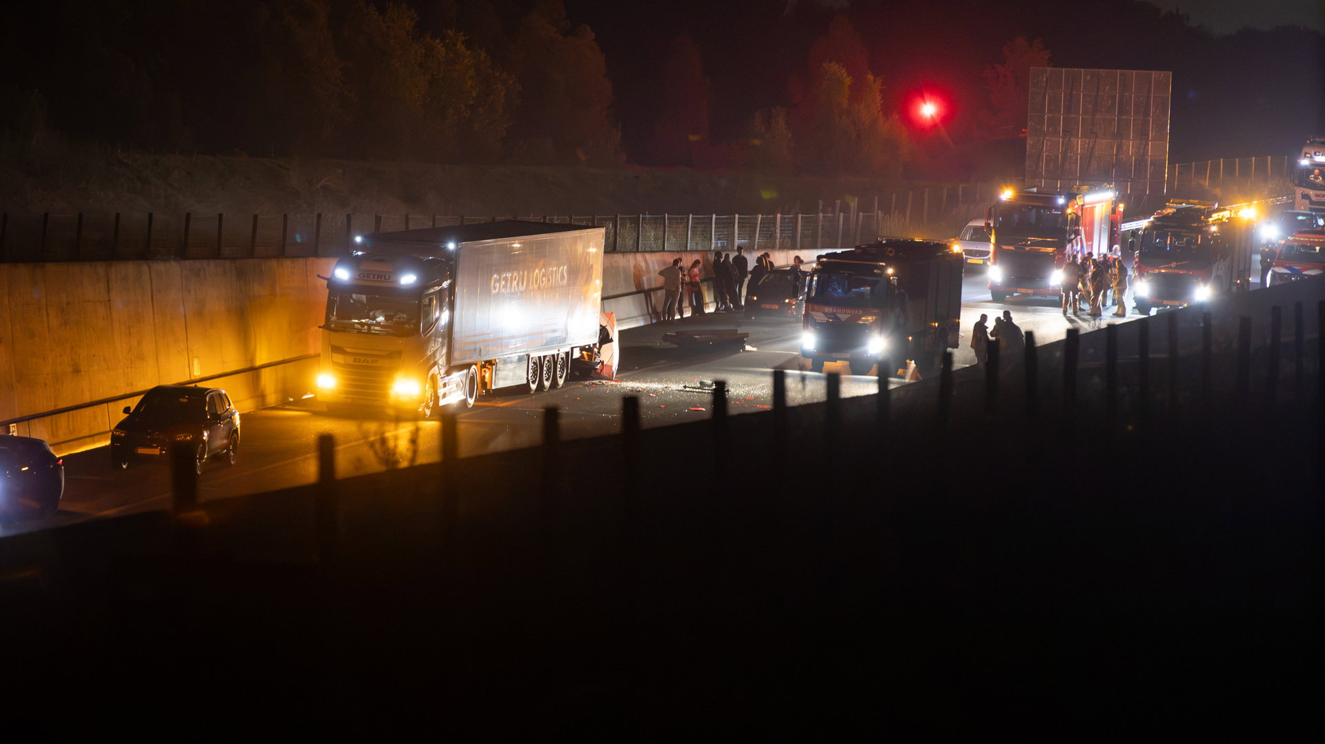 Auto-botst-op-vrachtwagen-op-A4-bij-Steenbergen--hulpdiensten-rukken-massaal-uit