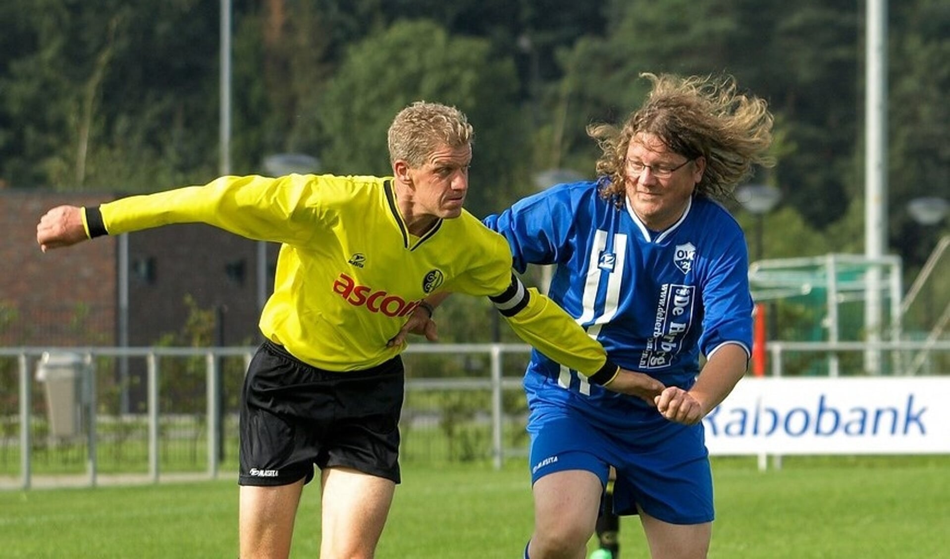 Clubicoon hangt voetbalschoenen aan de wilgen