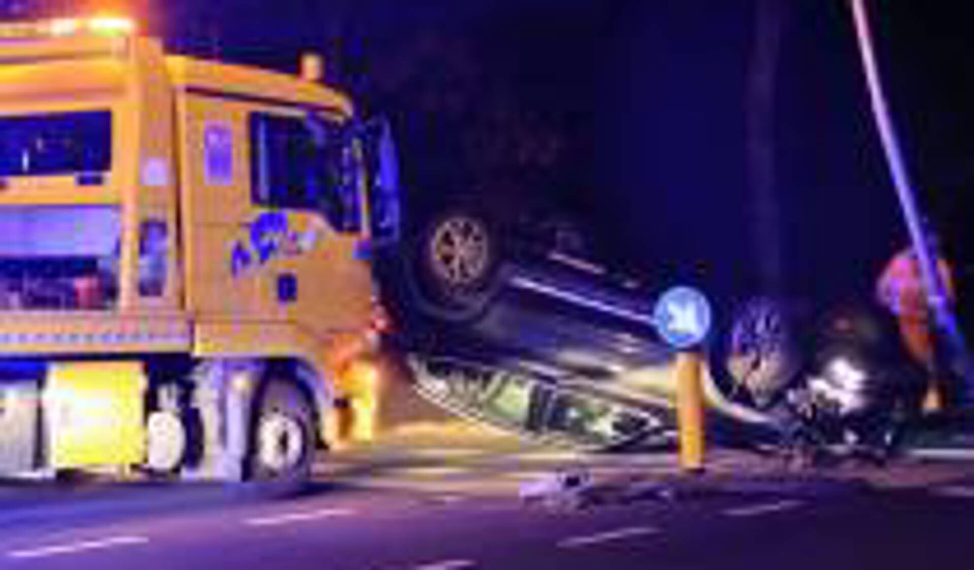 Auto over de kop op de Marktweg in Heerenveen