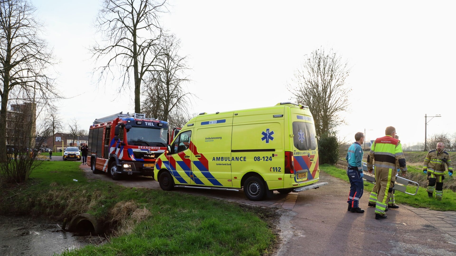 Jongeren op het spoor in Tiel: conductrice gewond bij uitstappen | Al ...