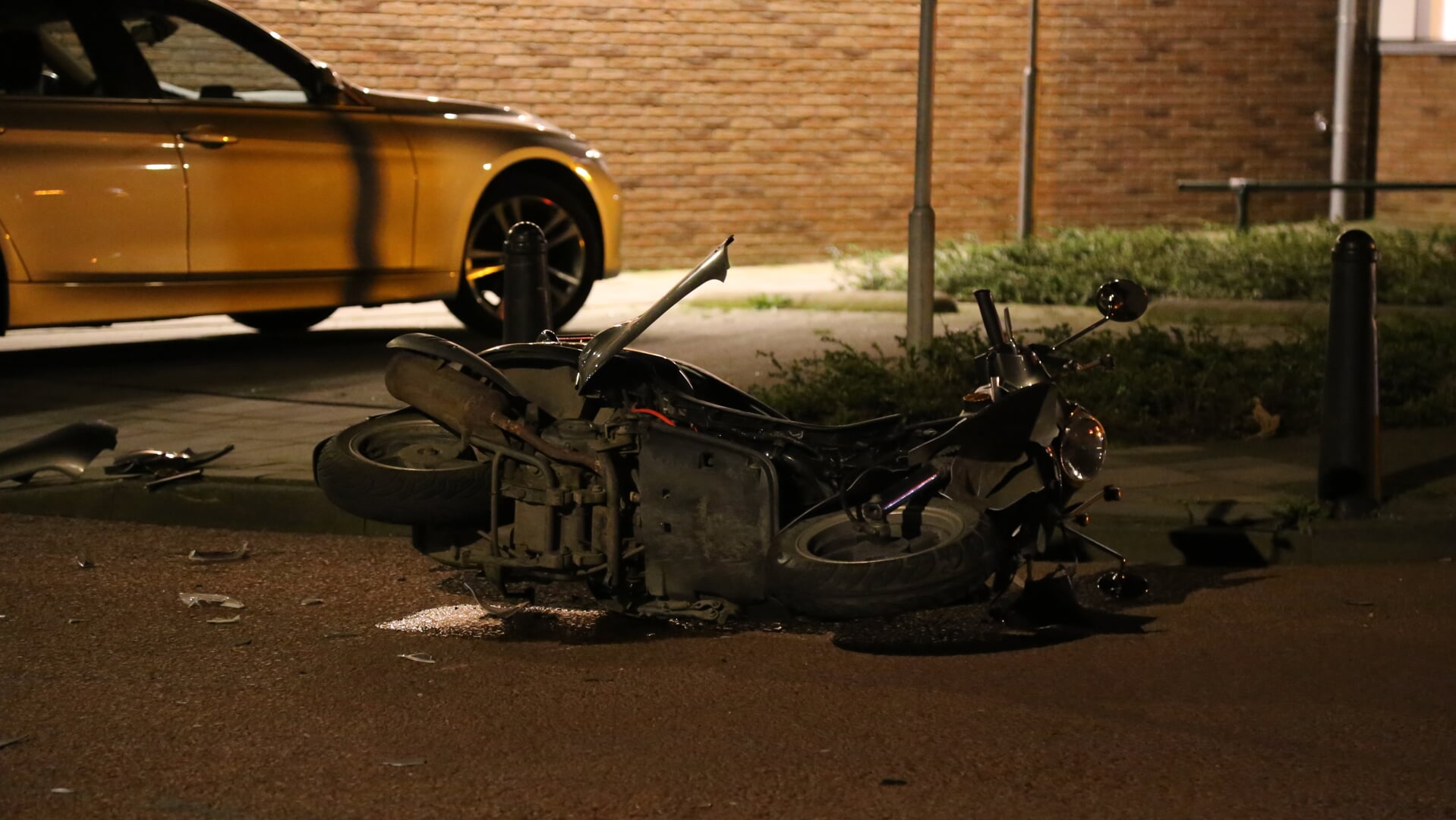 Aanrijding tussen auto en scooter in Leerbroek