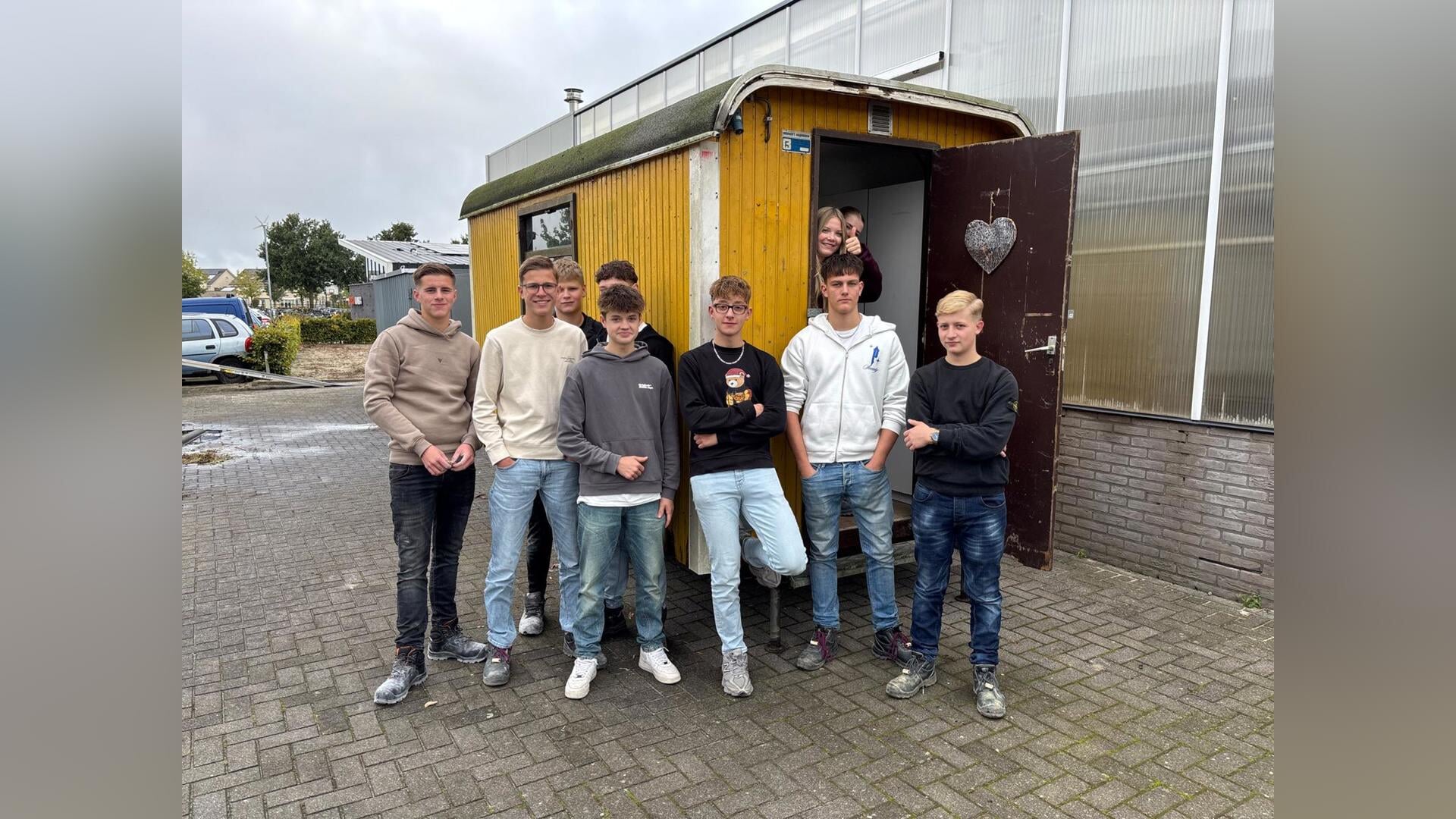 Leerlingen BWI blazen oude schaftwagen nieuw leven in