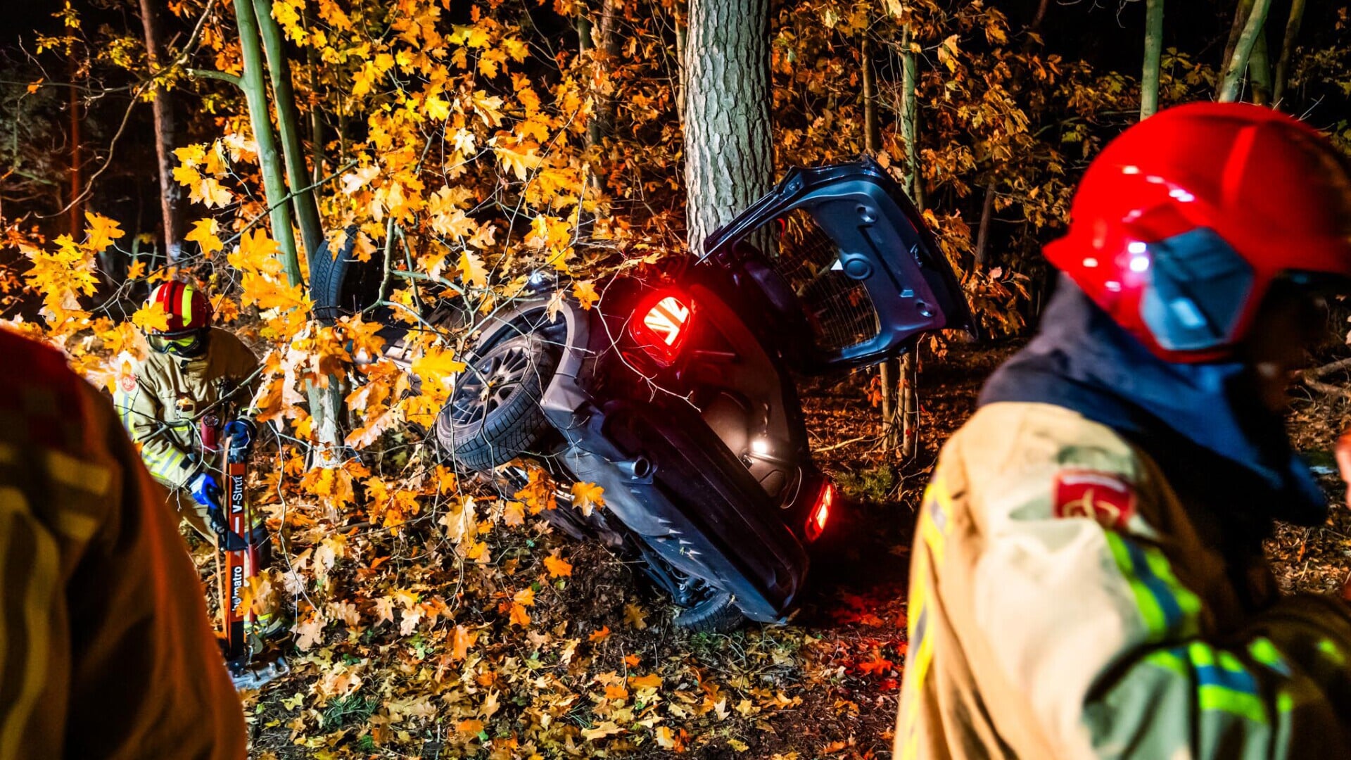 Auto Vliegt Uit De Bocht En Botst Tegen Bomen - Adverteren Geldrop ...