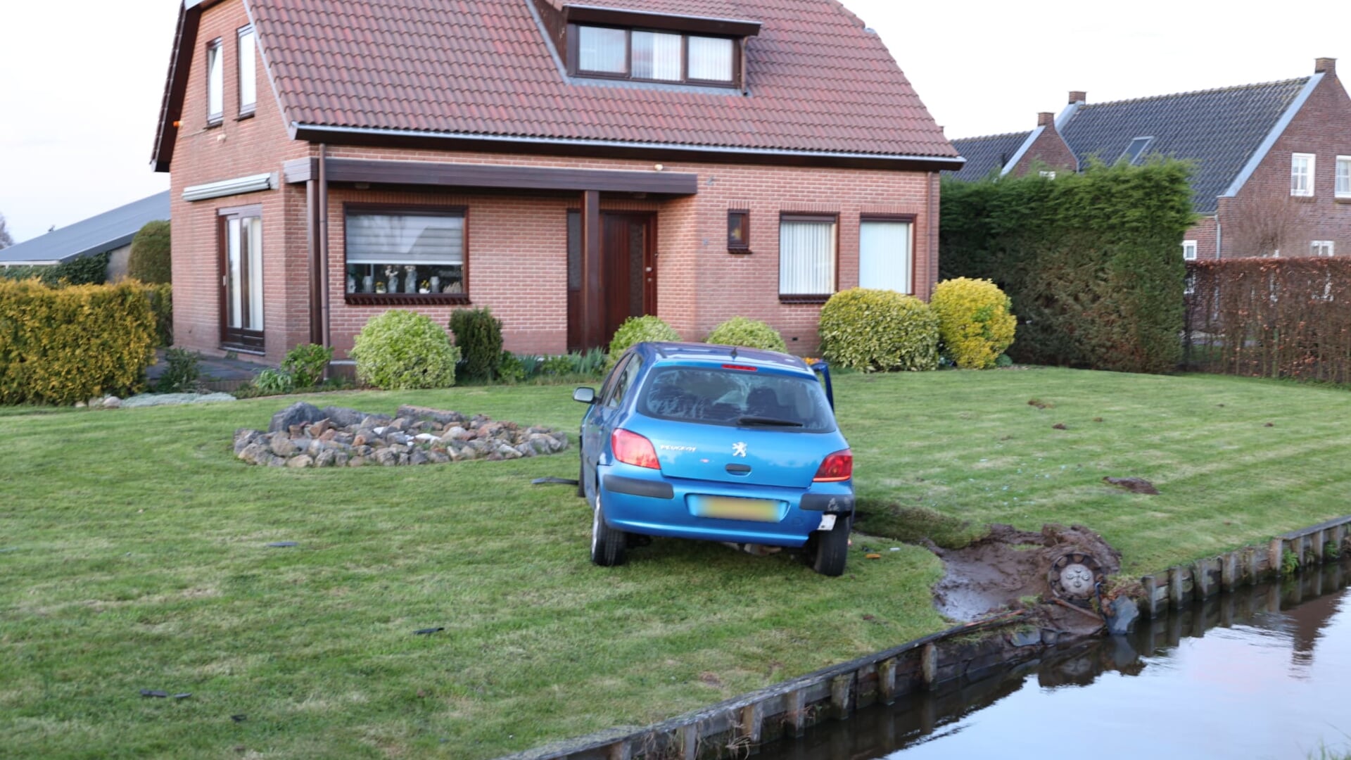 Auto vliegt over sloot en komt in tuin tot stilstand in Leerbroek