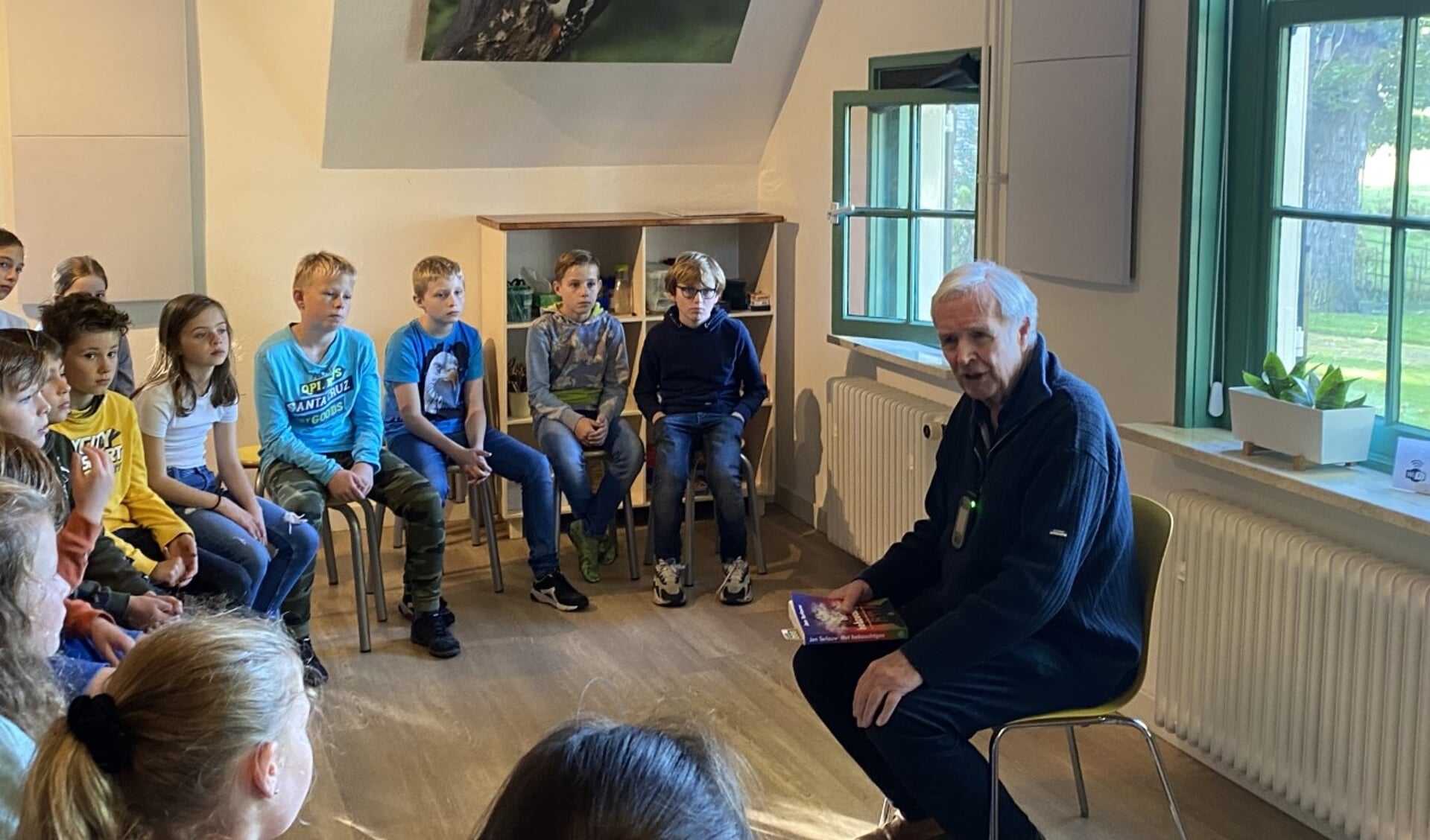 Met bezoek van Jan Terlouw sluit basisschool in Kortenhoef de Kinderboekenweek af
