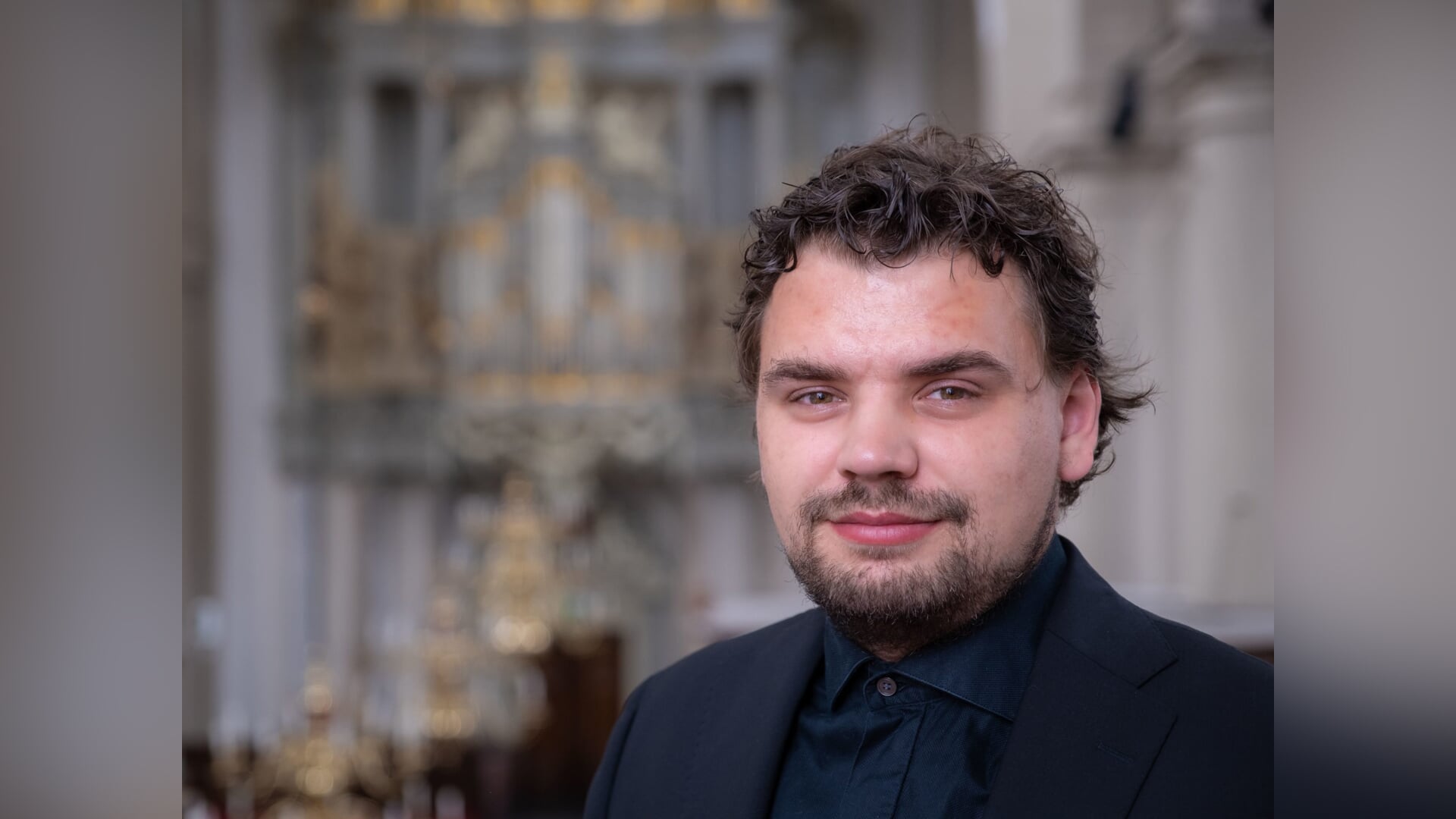 Evan Bogerd speelt op het Hillebrandorgel van de Grote Kerk Drachten