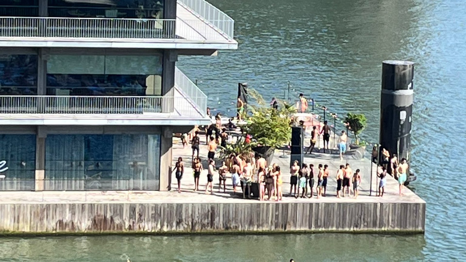 Onrust door grote groepen jongeren bij de zwemplek aan de Rijnhaven ...