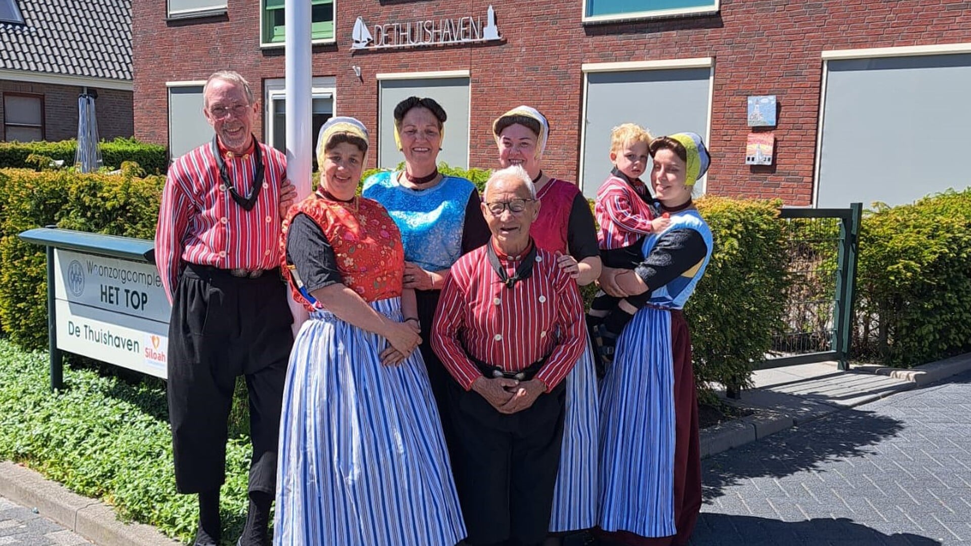 Bewoners en medewerkers van woonzorgcentrum Het Top zijn al in de stemming en vieren Urkerdag
