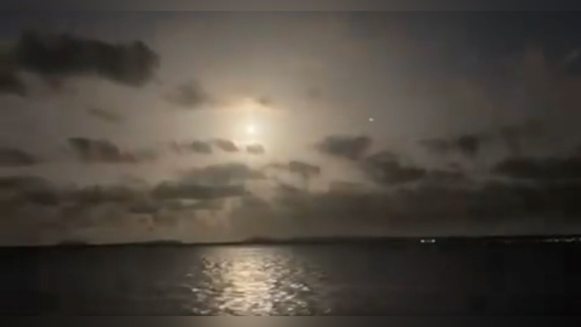 Spectaculaire vuurbal verlicht de hemel boven Aruba - Altijd het ...