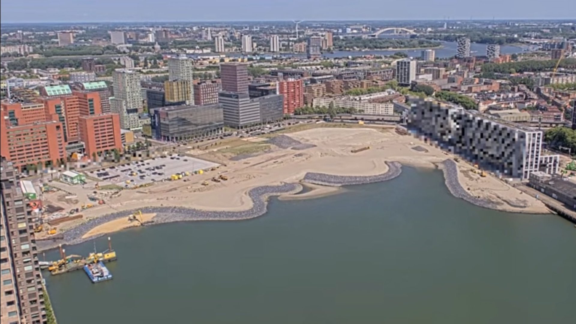 Nieuwe keien geven in de Rijnhaven de grens tussen park en strand al ...