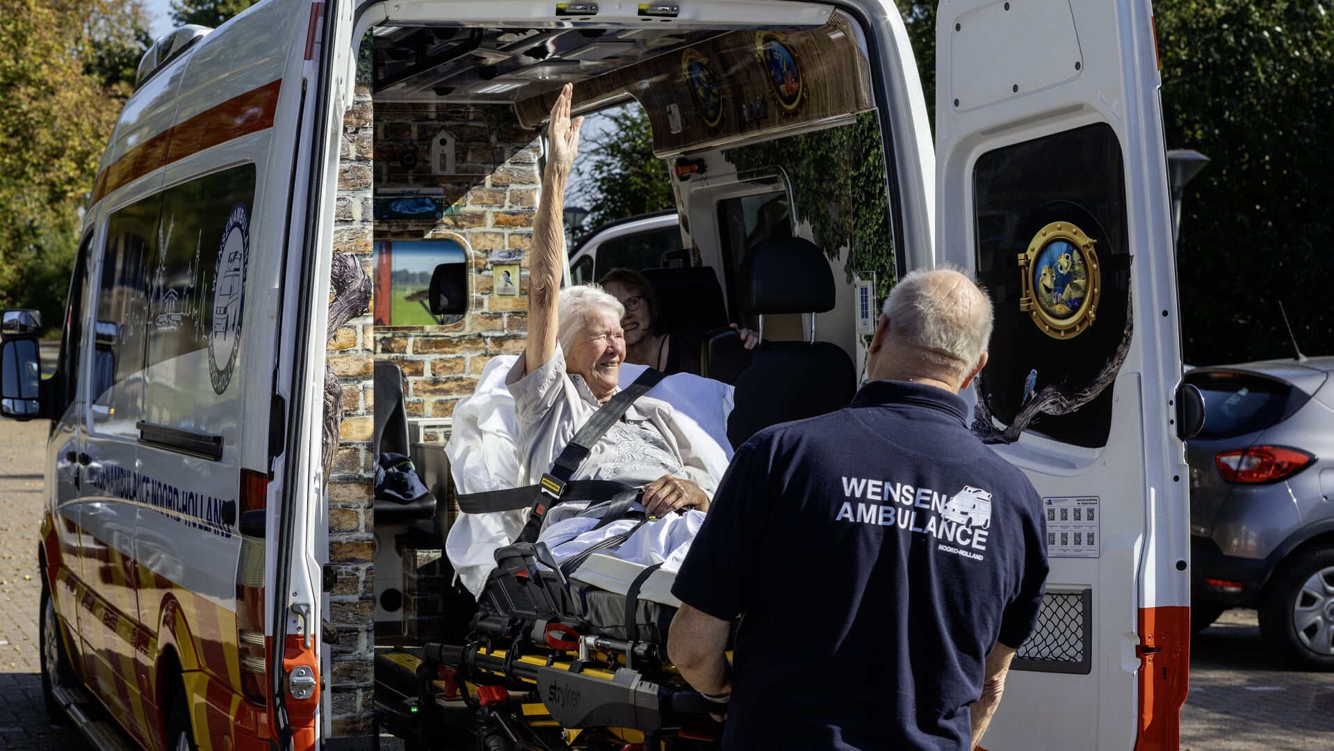 Amstelveense kunstenaar Ingeborg Oderwald (92) met Wensenambulance naar eigen overzichtstentoonstell
